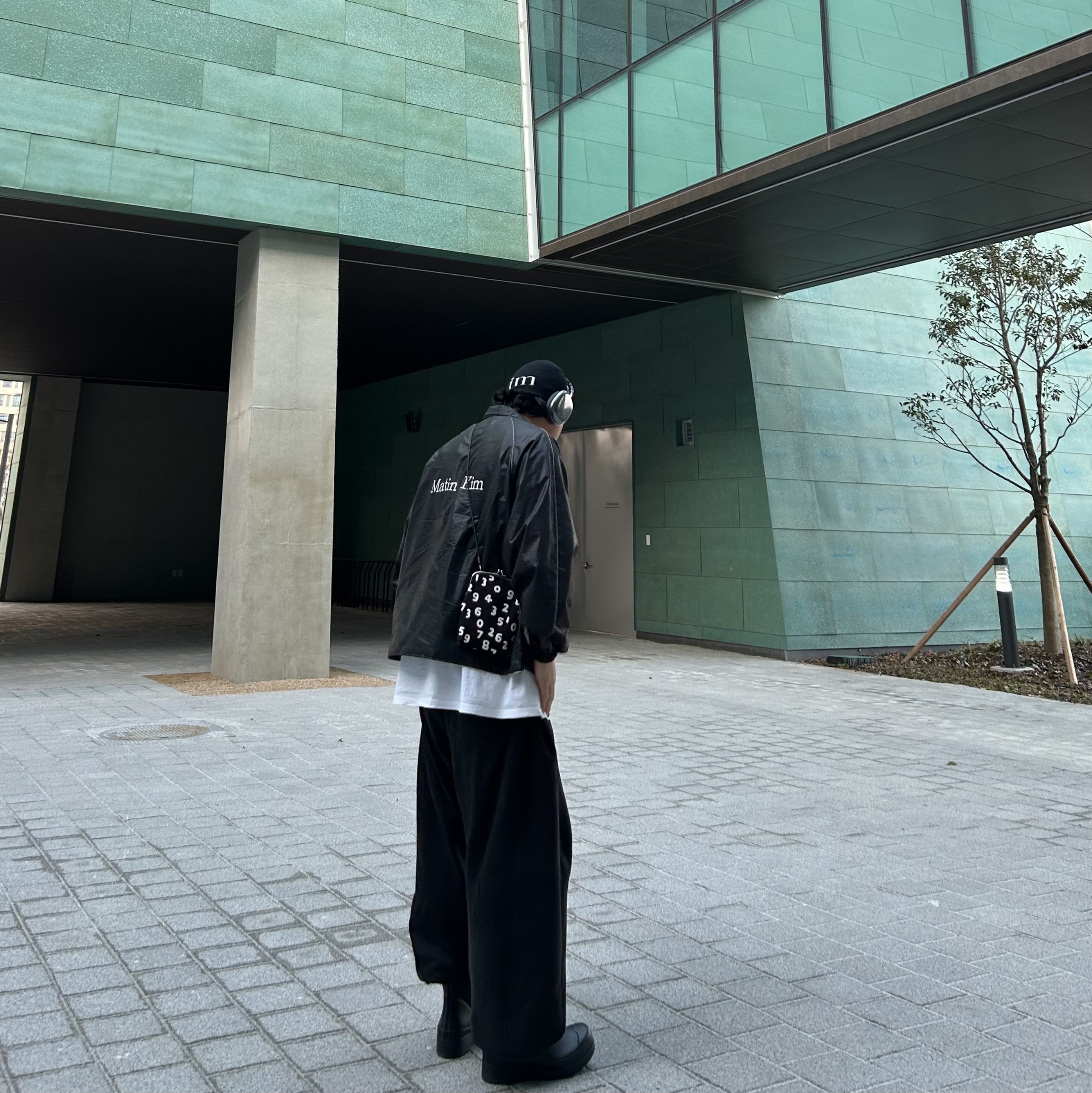 (W) Matin Kim Logo Coating Jumper Black, Hunter Play Mid-Height Rain Boots Black 착용 스타일