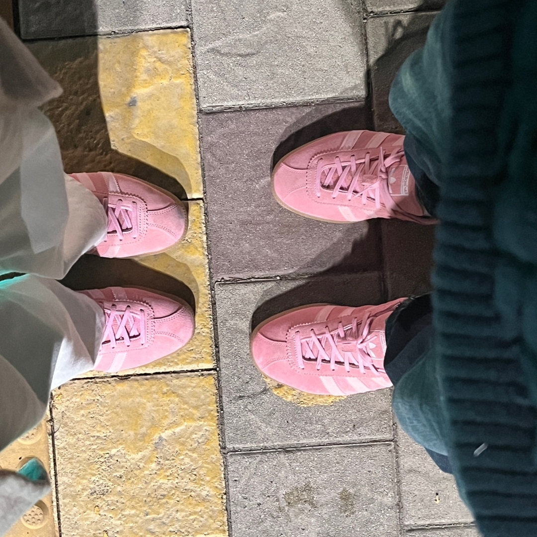 Adidas Bermuda Glow Pink 착용 스타일 - 2