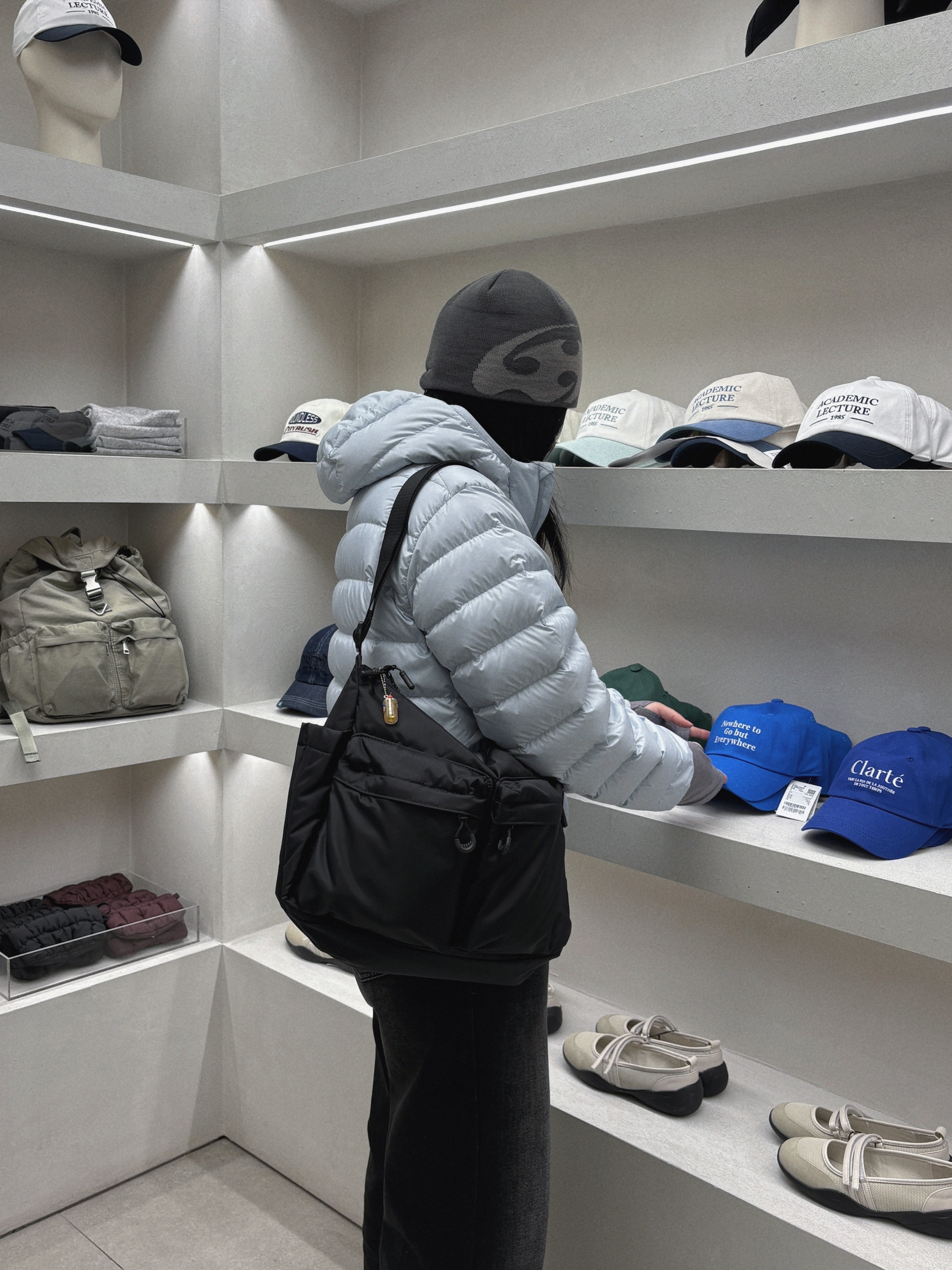Uniqlo Multi Pocket Shoulder Bag Black, Musinsa Standard City Leisure Hooded Light Down Jacket Cloudy Blue 착용 스타일 - 1
