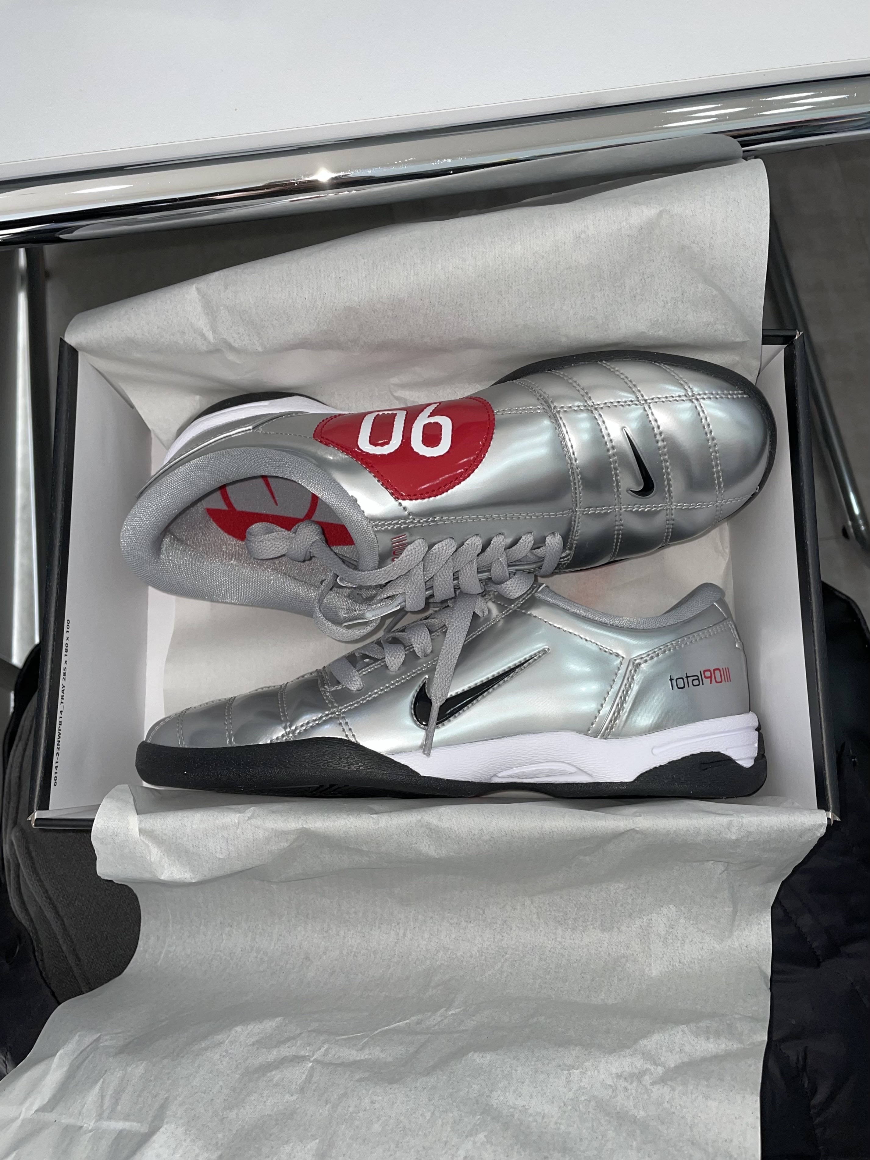 Nike Total 90 III SP Metallic Silver and Black 착용 스타일 - 1