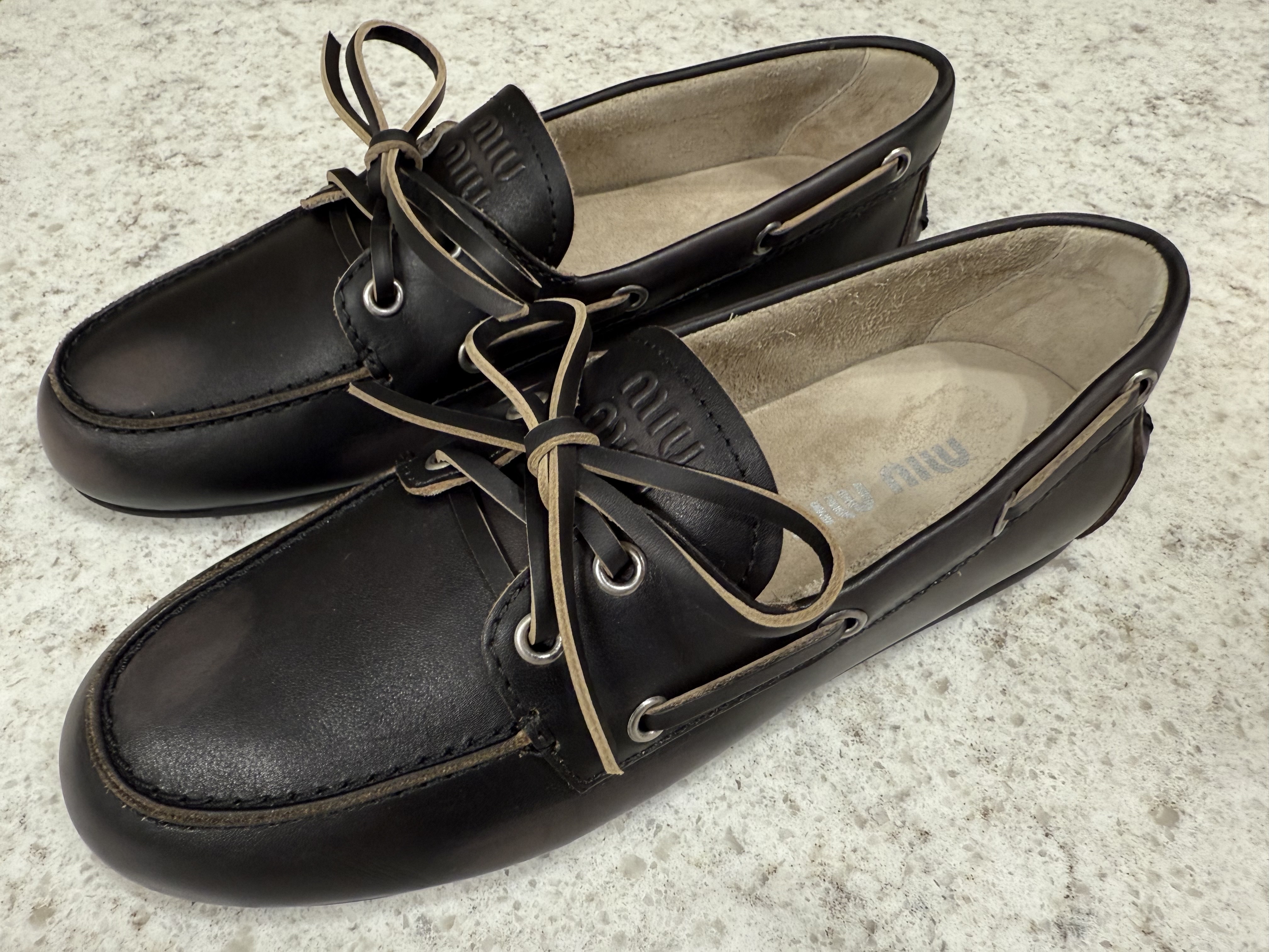 Louis Vuitton Petit Noe Monogram, (W) Miu Miu Unlined Bleached Leather Loafers Black 착용 스타일 - 4