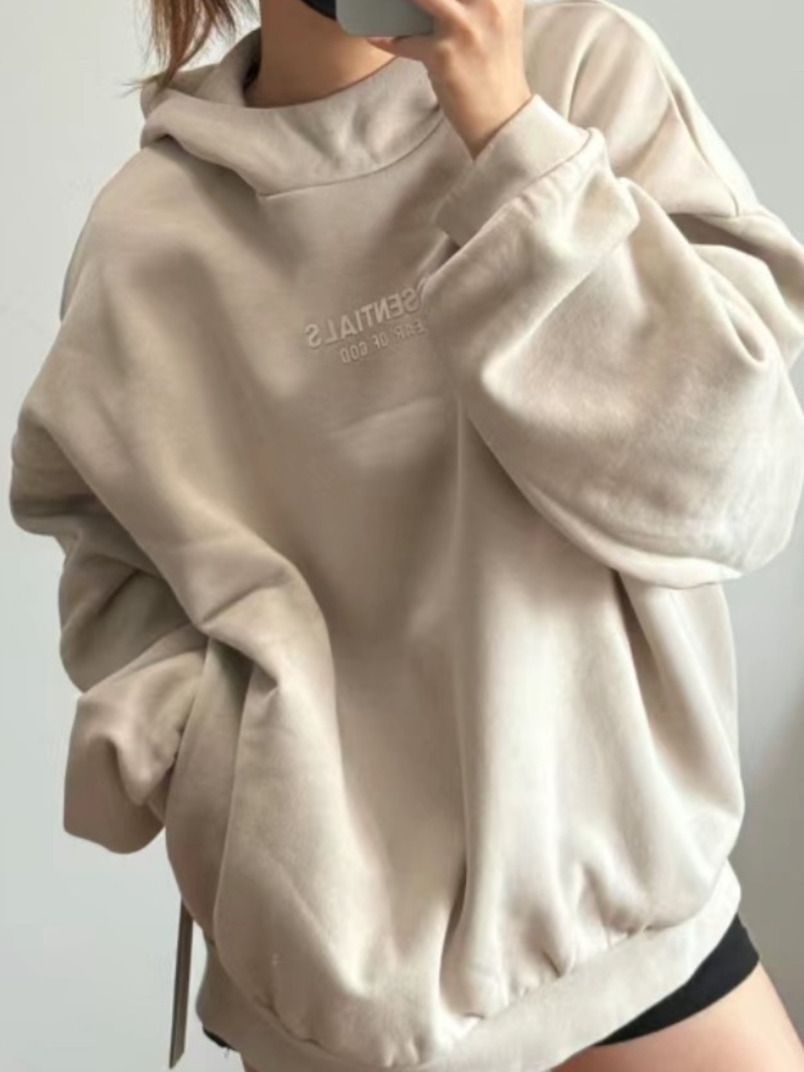 Essentials Hoodie Silver Cloud - 23FW 착용 스타일