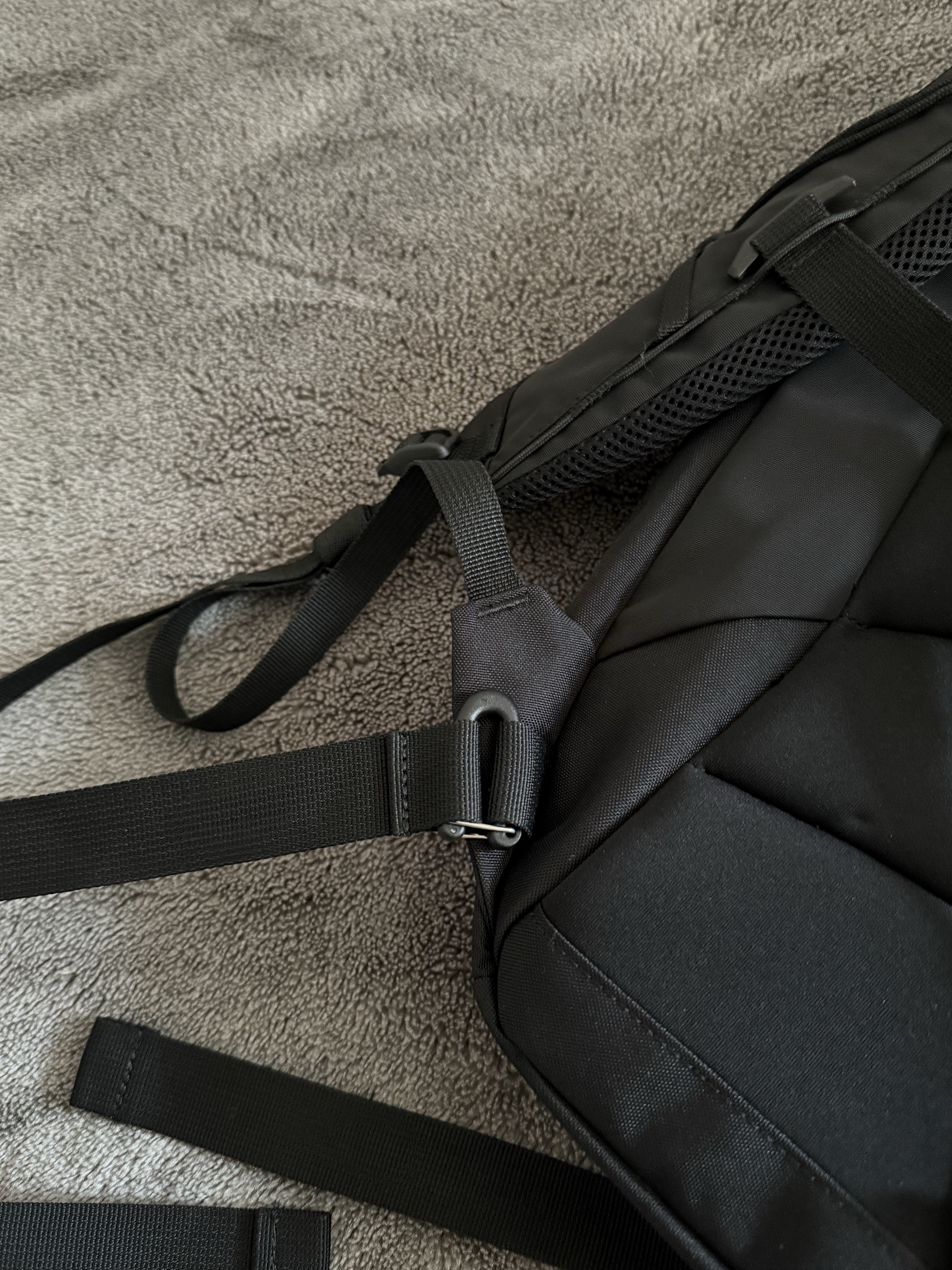 Salomon Quicklace LT Backpack Black, Salomon Quick Lace LT Backpack Light Grey 착용 스타일 - 4