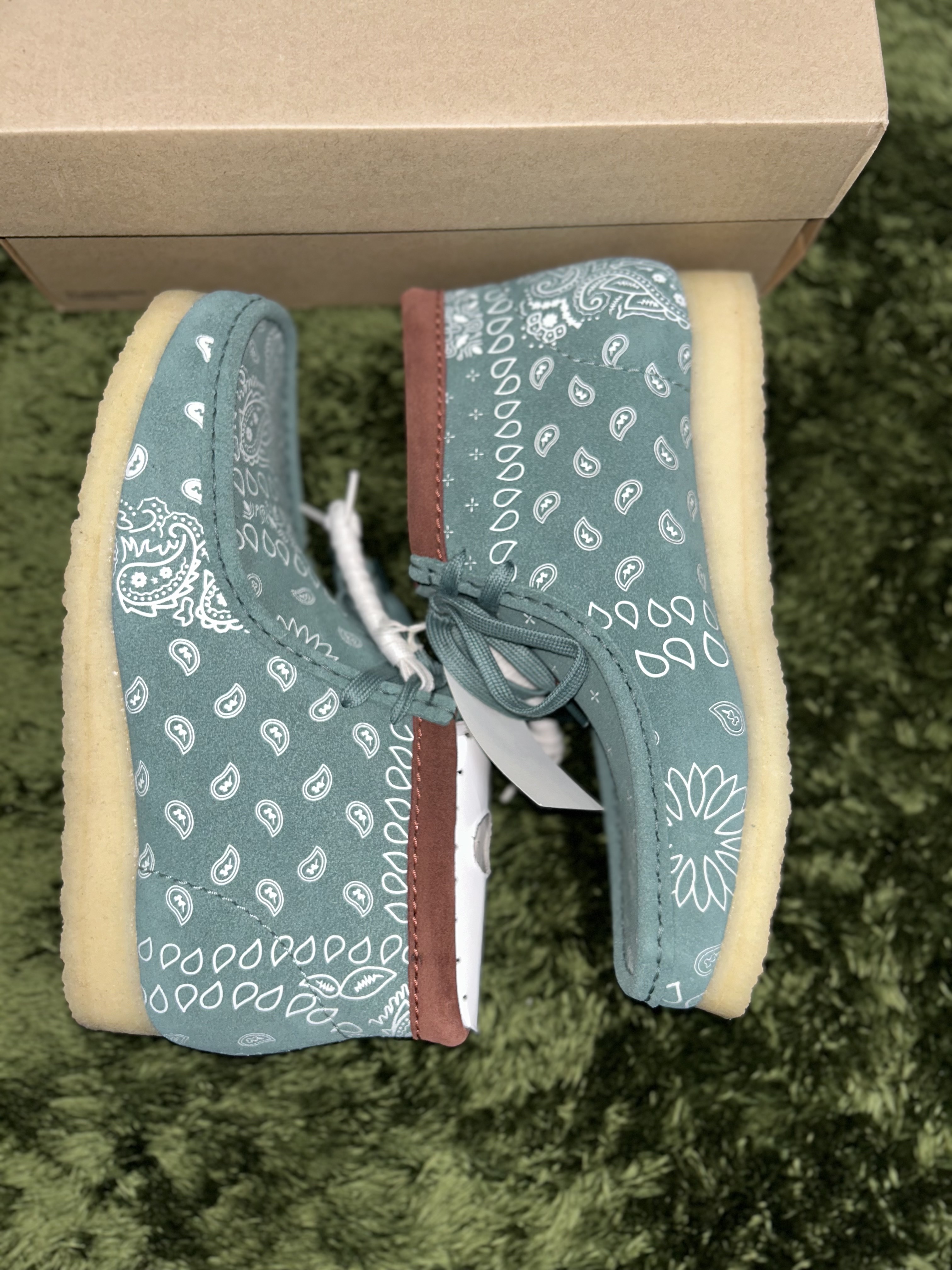Clarks Wallabee Boot Green Paisley 착용 스타일 - 4