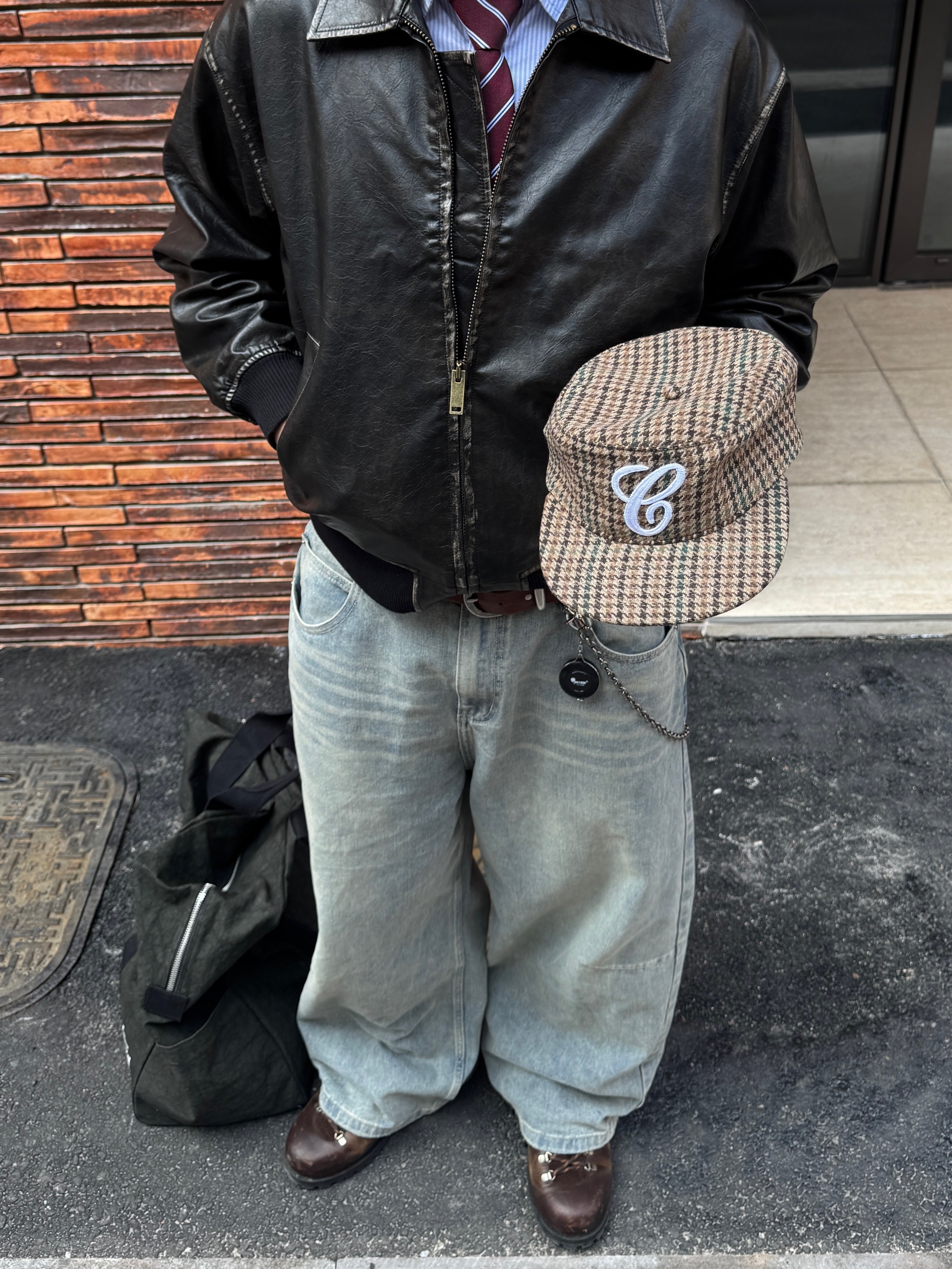 Stussy Canvas Flight Bag Washed Black 착용 스타일 - 2