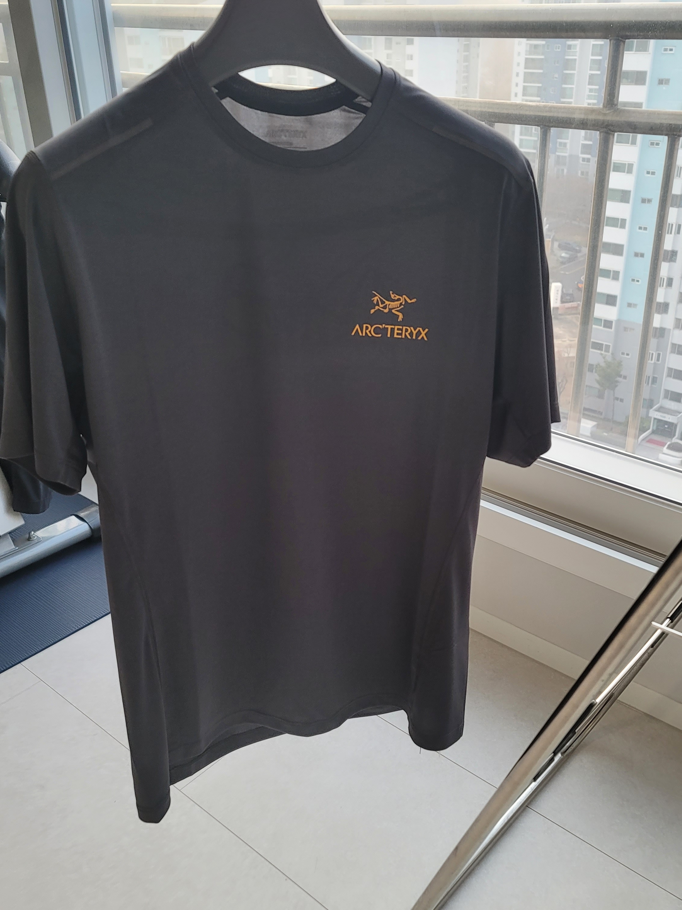 Arc'teryx Motus Arcword Crew SS T-Shirt Black Heather 착용 스타일