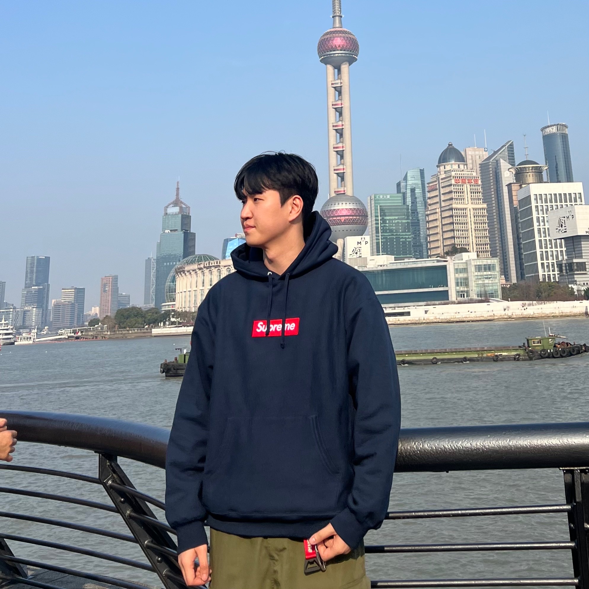 슈프림 박스로고 후드 스웨트셔츠 네이비 - 24FW, 오니츠카 타이거 멕시코 66 옐로우 블랙 착용 스타일 - 2