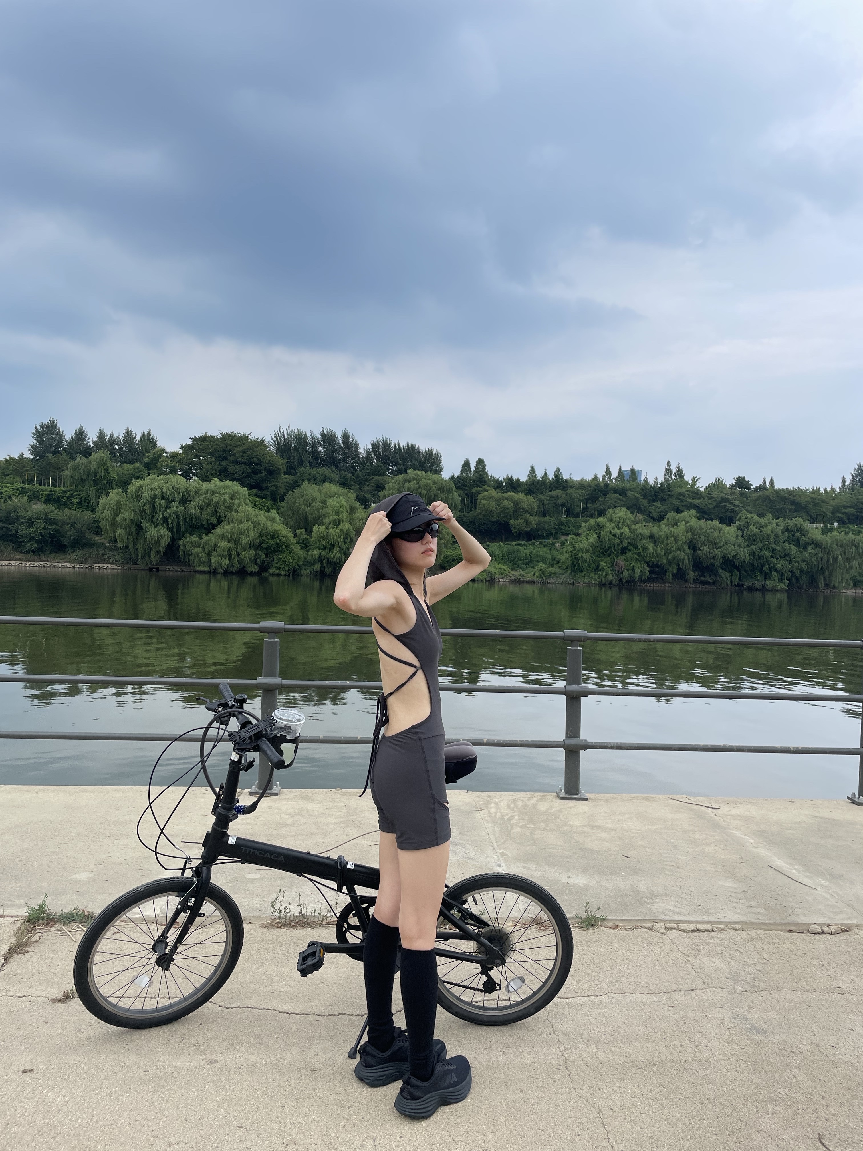 OJOS Thigh Slit Hoodie Monokini Grey, Oakley Eye Jacket Redux Matte Black Frame Prizm Grey Lenses High Bridge Fit 착용 스타일 - 4