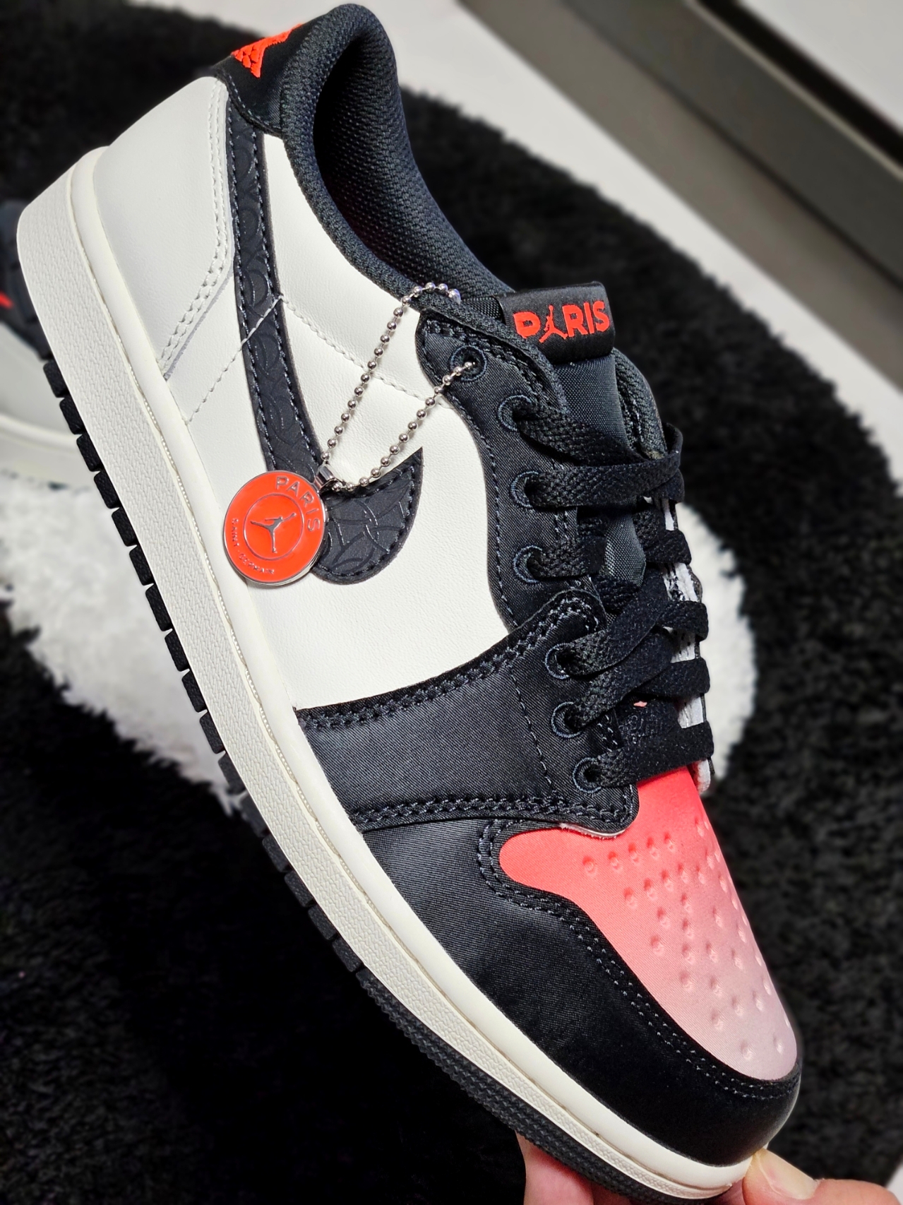 Jordan 1 x Paris Saint-Germain Retro Low OG Sail and Off Noir 착용 스타일 - 3