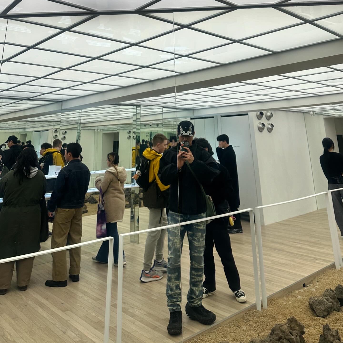 발렌시아가 디펜더 스니커즈 블랙, 언더마이카 x 코닉 섹션 Vol.2 하드 디스트로이드 워시드 진 - 23SS 착용 스타일