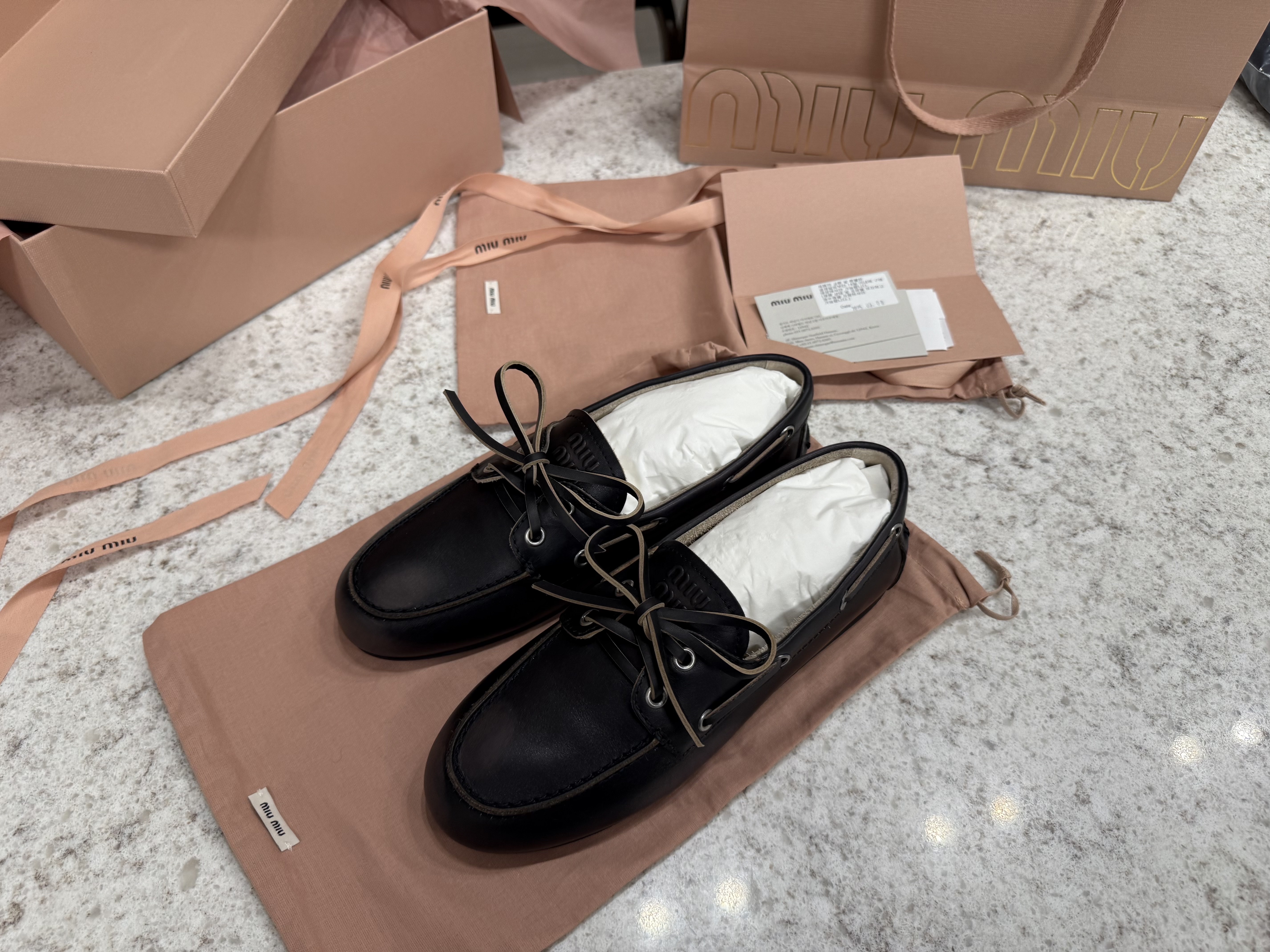 Louis Vuitton Petit Noe Monogram, (W) Miu Miu Unlined Bleached Leather Loafers Black 착용 스타일 - 3