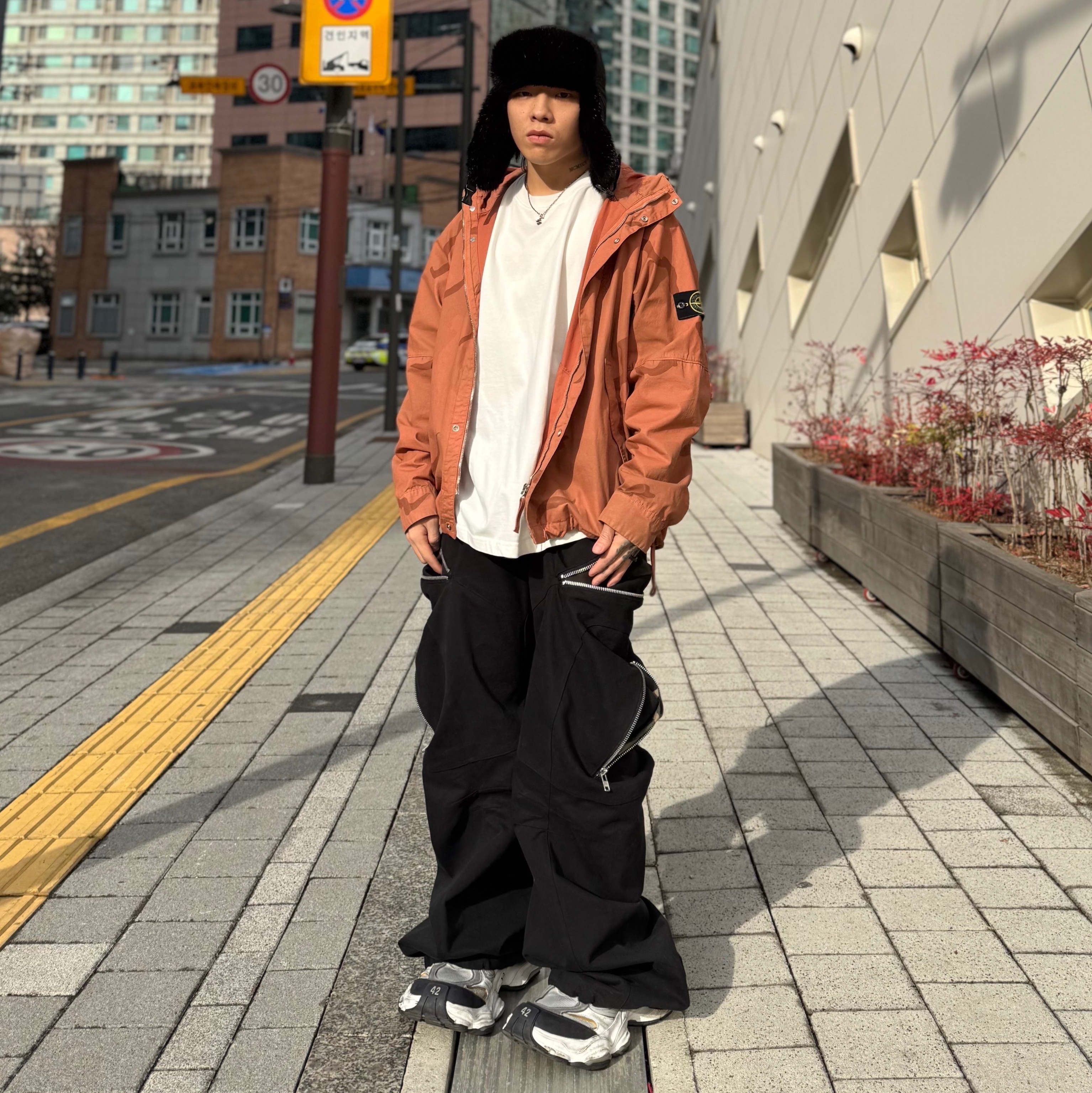 발렌시아가 카고 스니커즈 화이트 그레이, 슈프림 고어텍스 테입드 심 트루퍼 블랙 - 18FW 착용 스타일 - 4