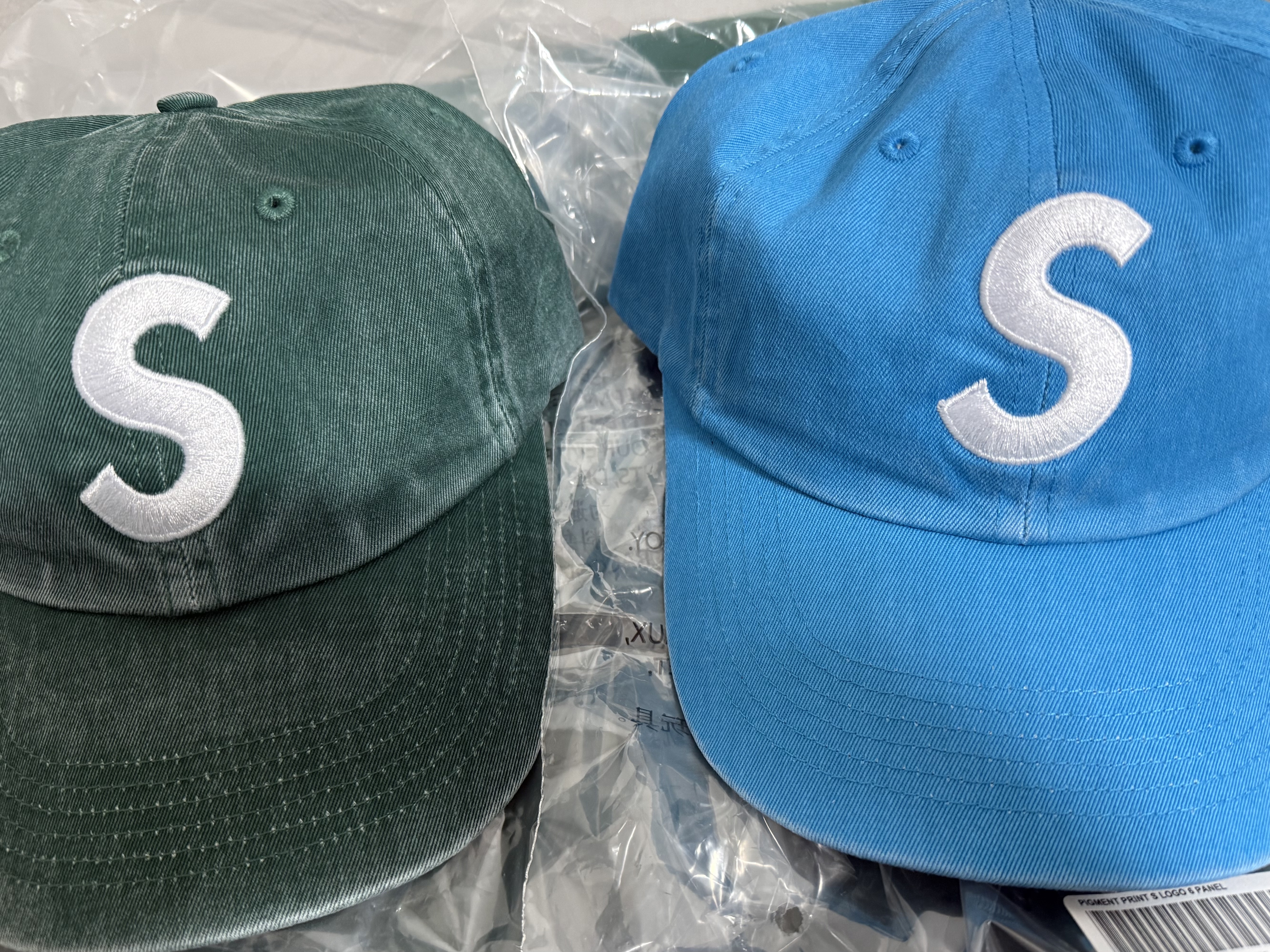 Supreme Pigment Coated S Logo 6-Panel Dark Green - 25SS, Supreme Pigment Coated S Logo 6-Panel Bright Blue - 25SS 착용 스타일