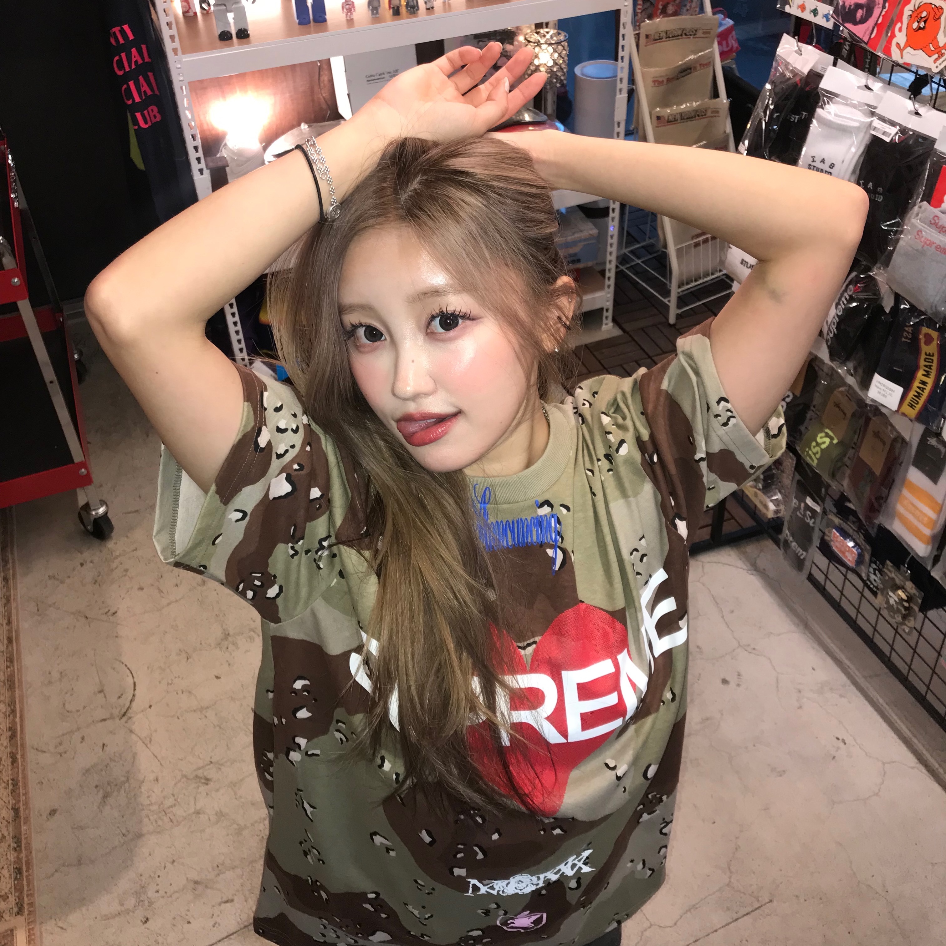 Supreme Announcing T-Shirt Chocolate Chip Camo - 25SS 착용 스타일 - 2