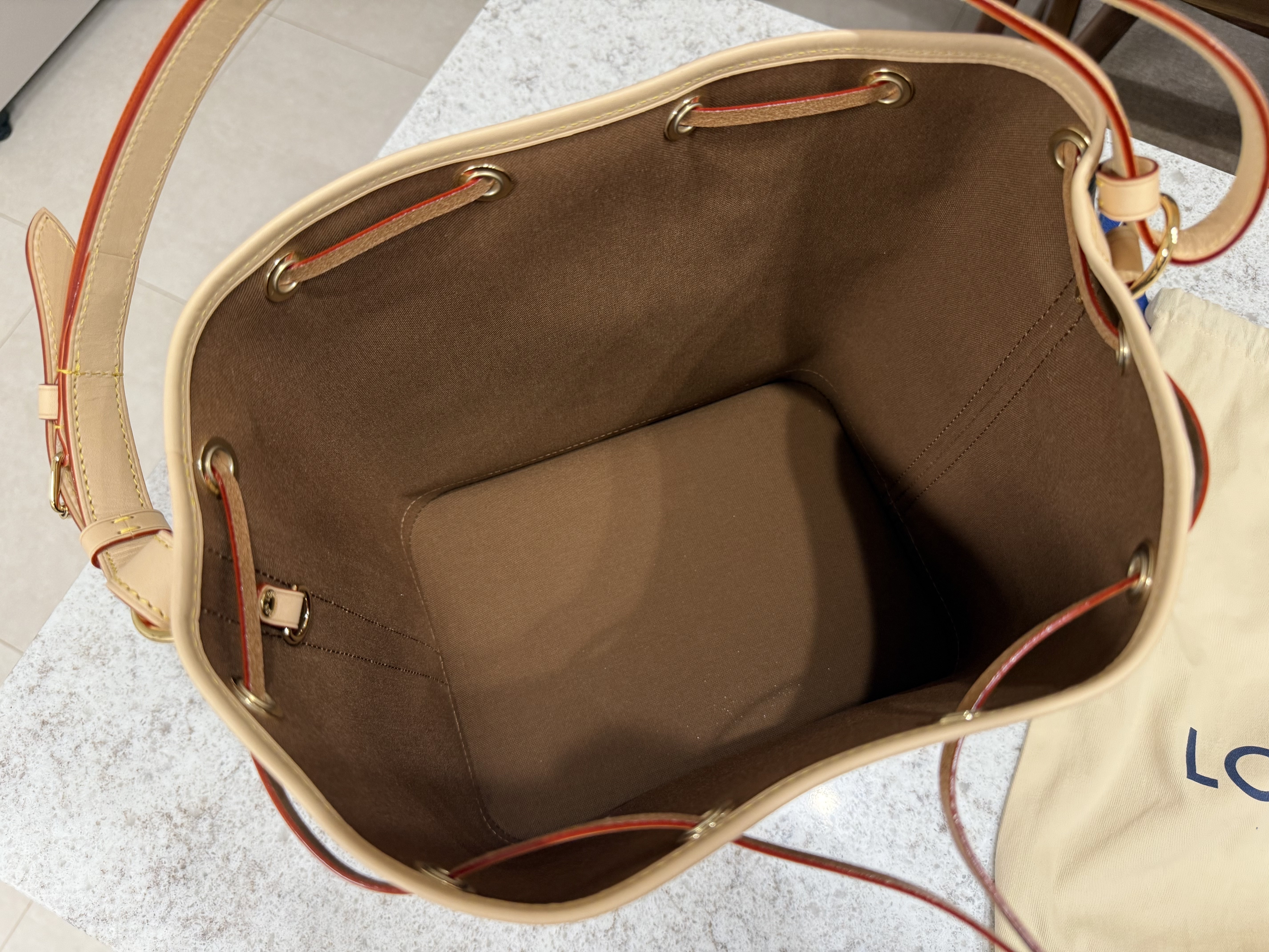 Louis Vuitton Petit Noe Monogram, FARVEN Comte Rib Hem Leather Jumper Black 착용 스타일 - 4