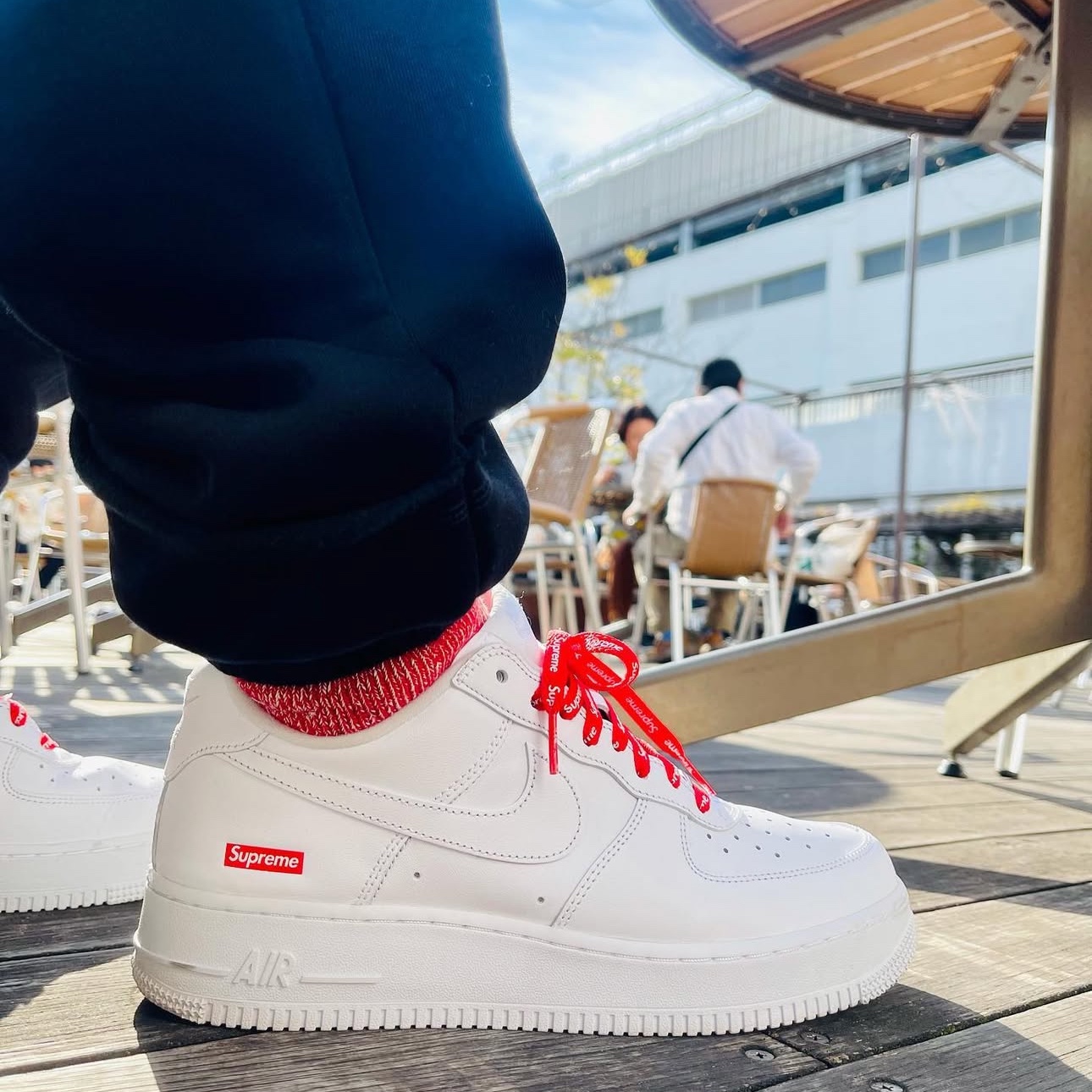 Nike x Supreme Air Force 1 Low White 착용 스타일 - 3