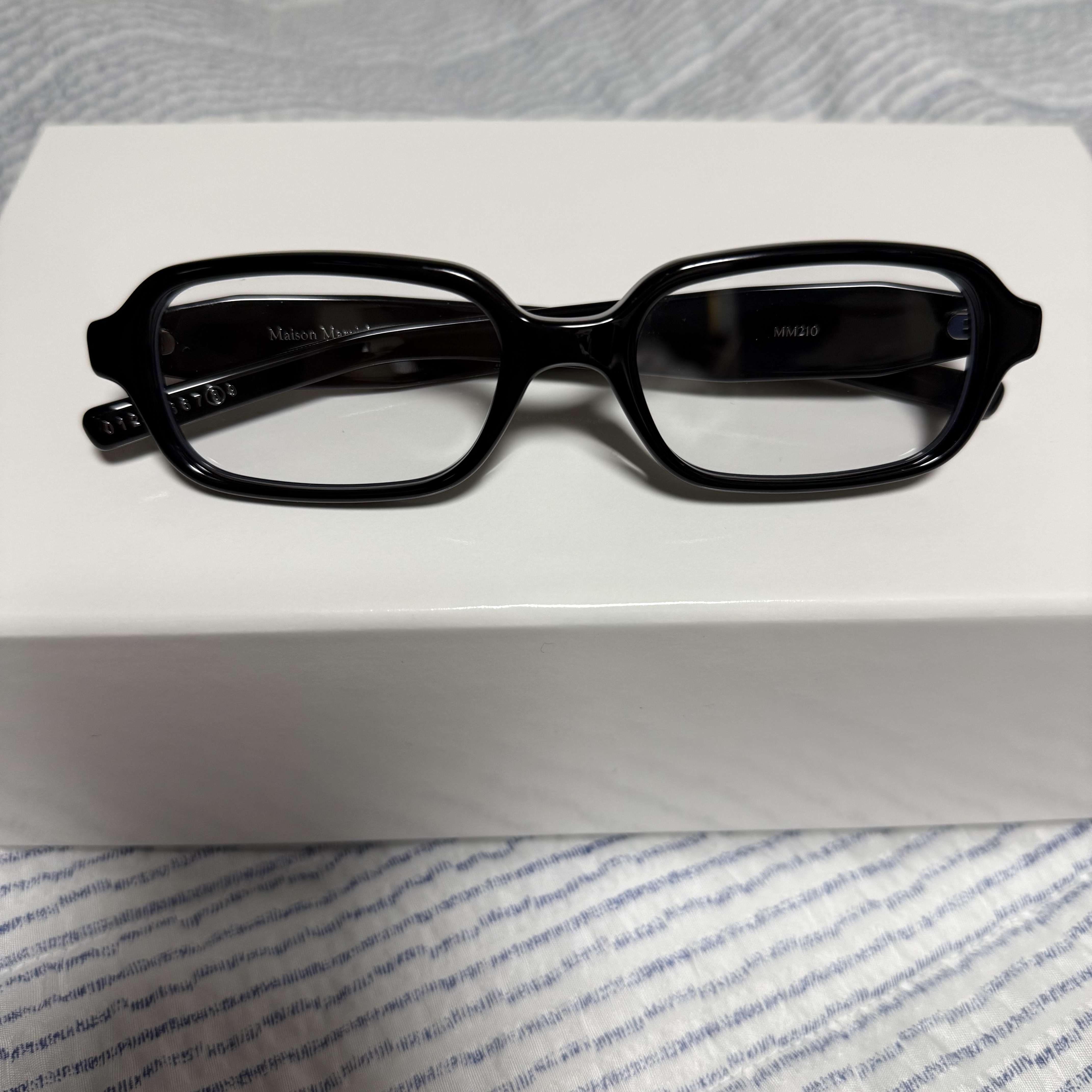 Gentle Monster x Maison Margiela MM210 Black Clear 착용 스타일 - 2