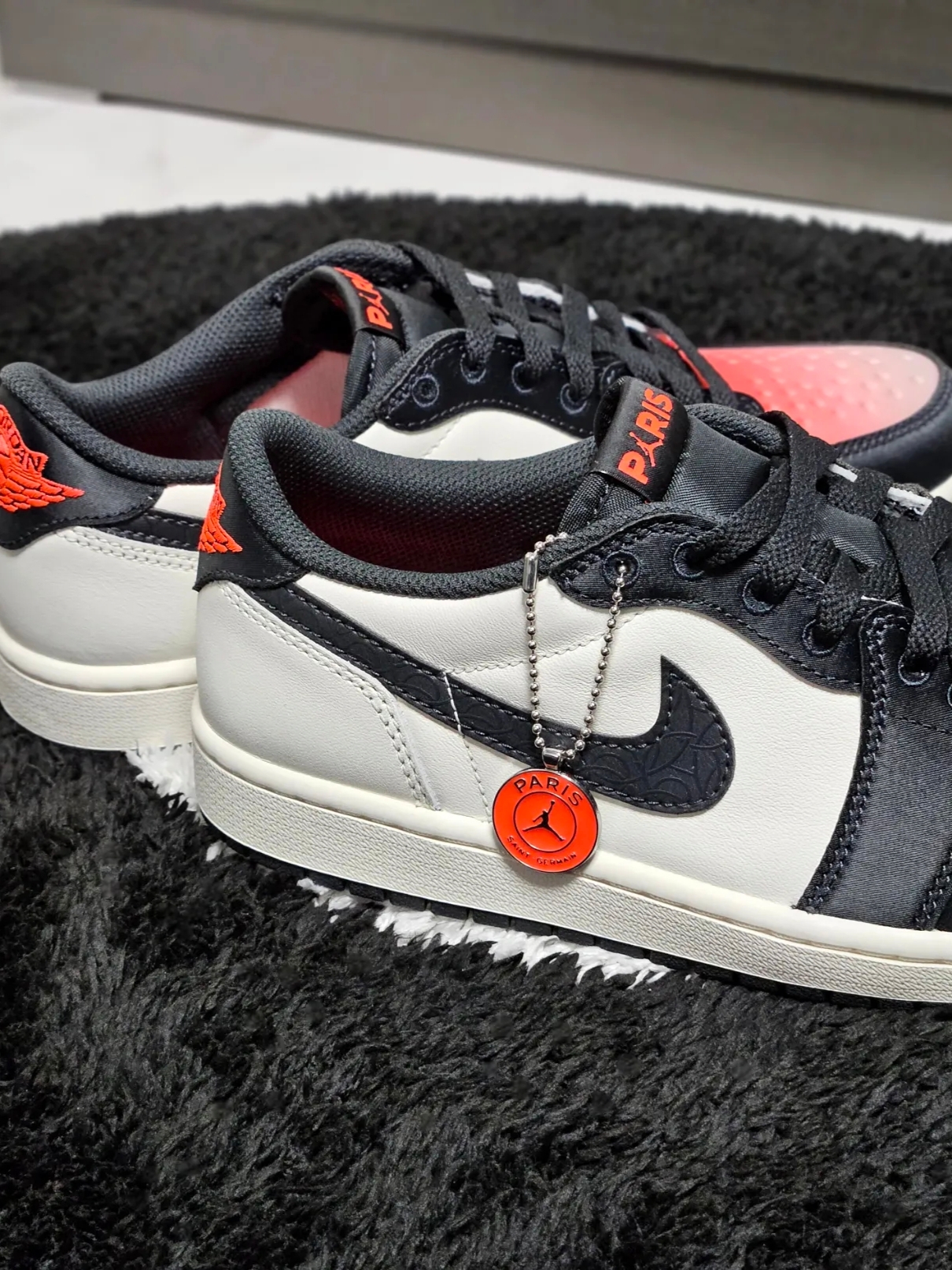 Jordan 1 x Paris Saint-Germain Retro Low OG Sail and Off Noir 착용 스타일 - 2