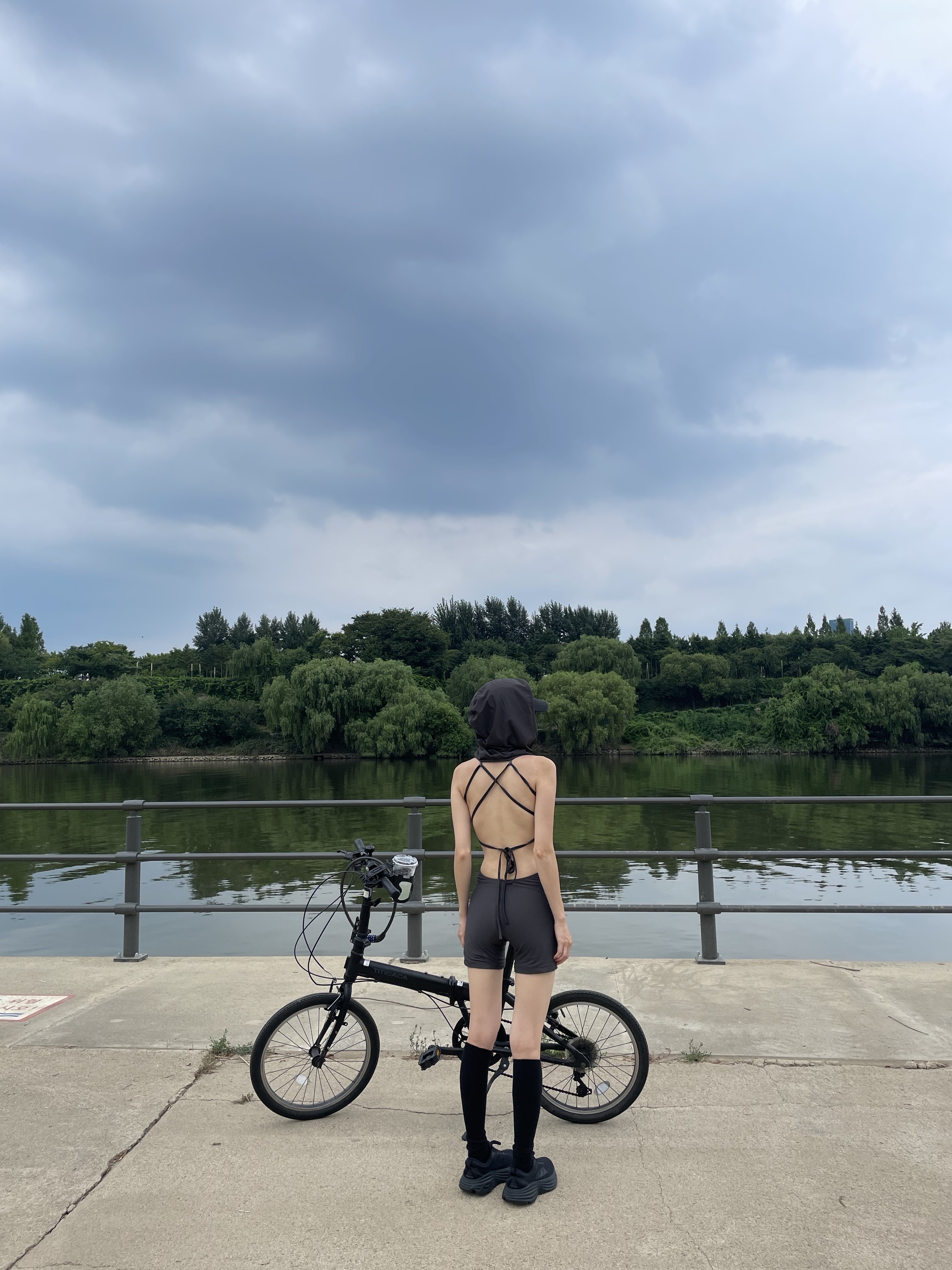 OJOS Thigh Slit Hoodie Monokini Grey, Oakley Eye Jacket Redux Matte Black Frame Prizm Grey Lenses High Bridge Fit 착용 스타일 - 3