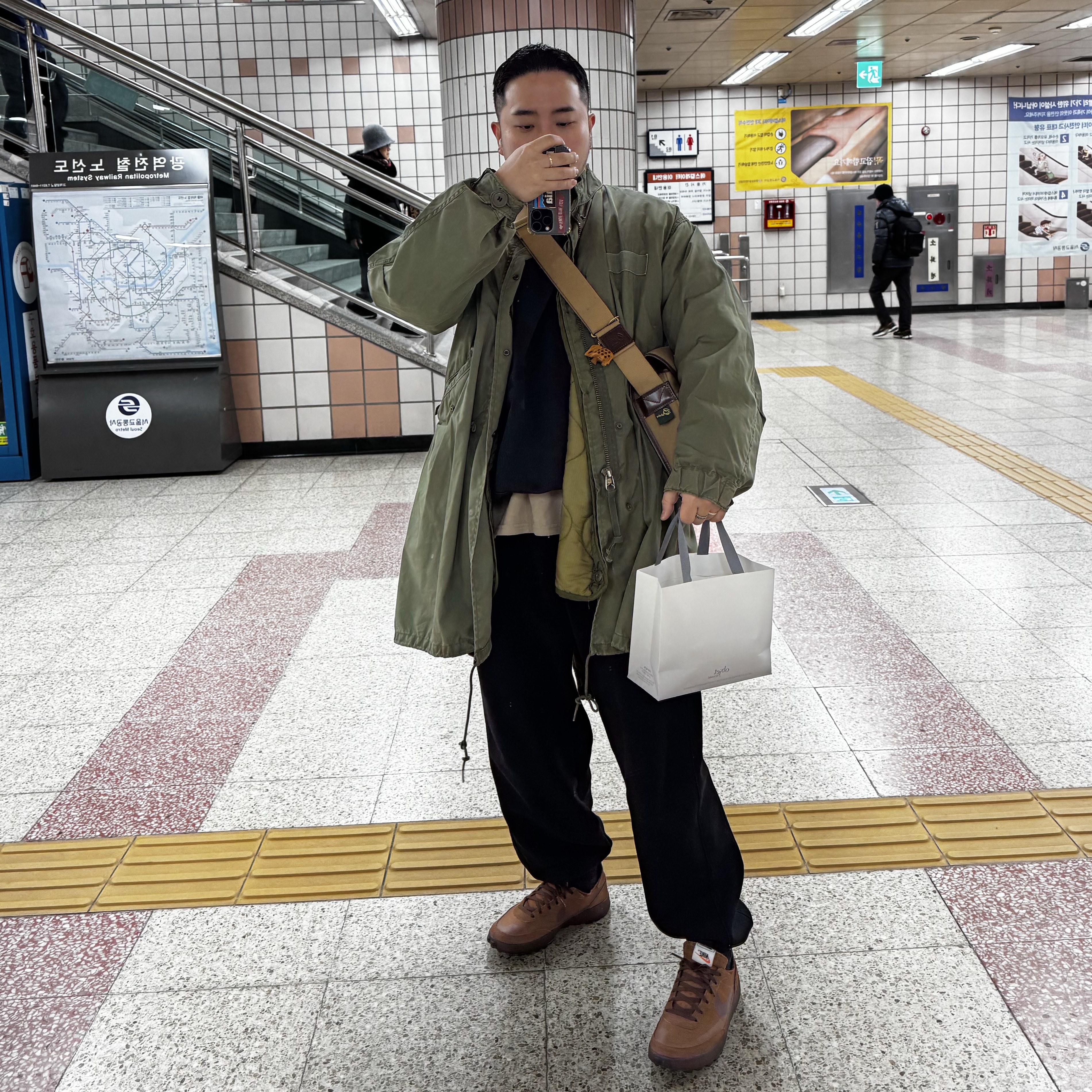 Nike x Tom Sachs General Purpose Shoe Brown, Nike x Stussy NRG Washed Fleece Crewneck Black (DO5310-010) 착용 스타일
