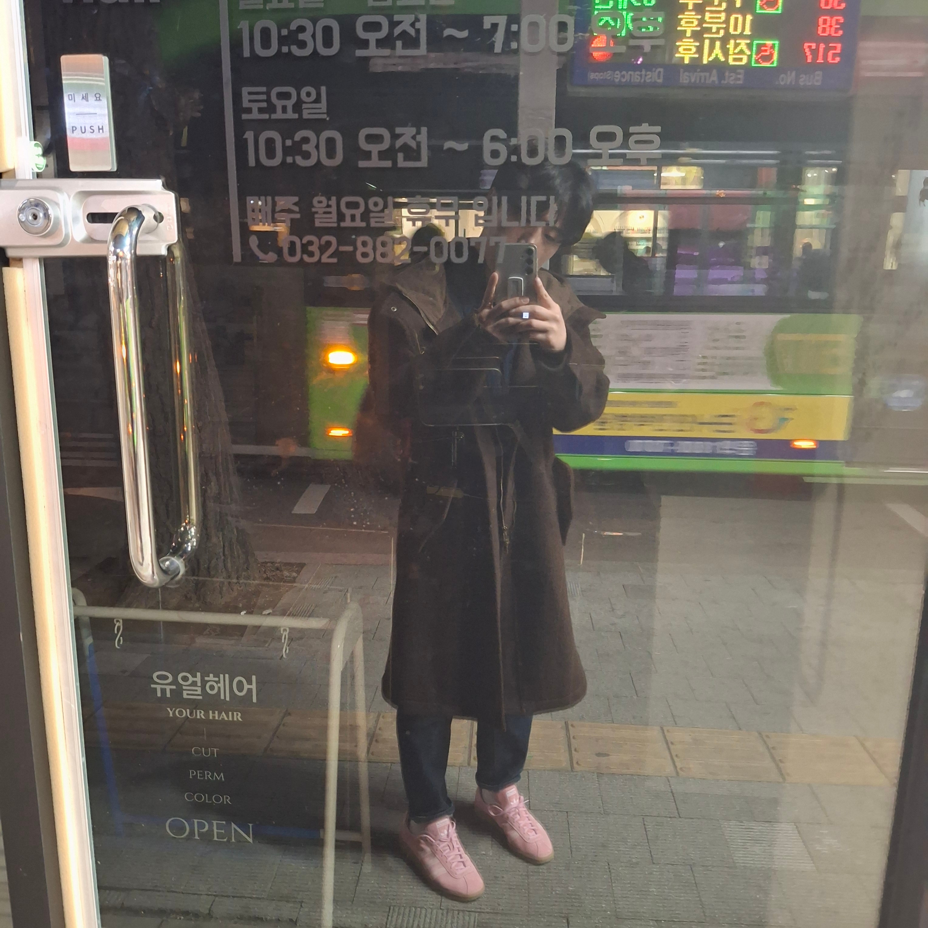 Adidas Bermuda Glow Pink 착용 스타일 - 3