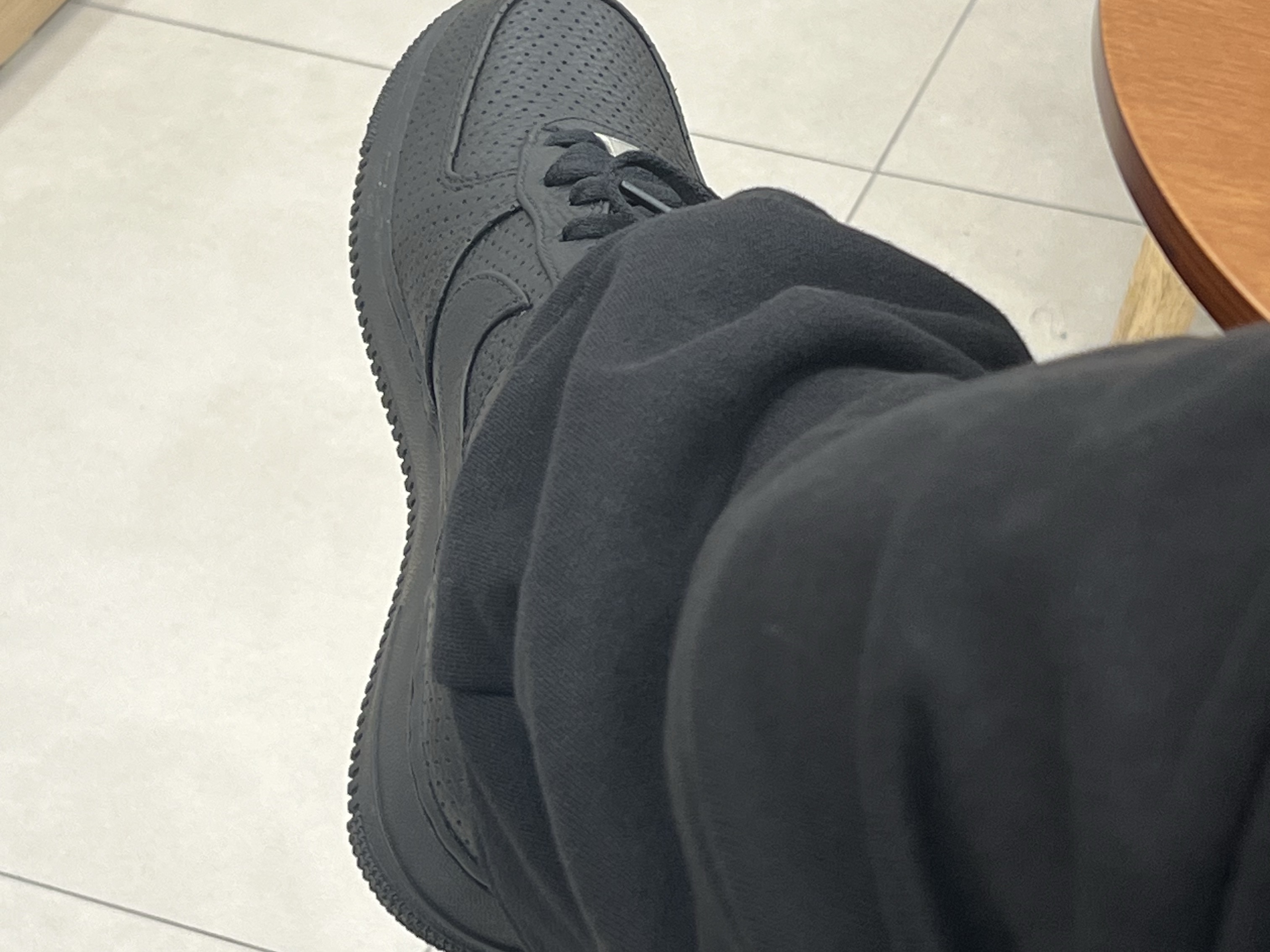 Nike Air Force 1 SP Black 착용 스타일 - 2