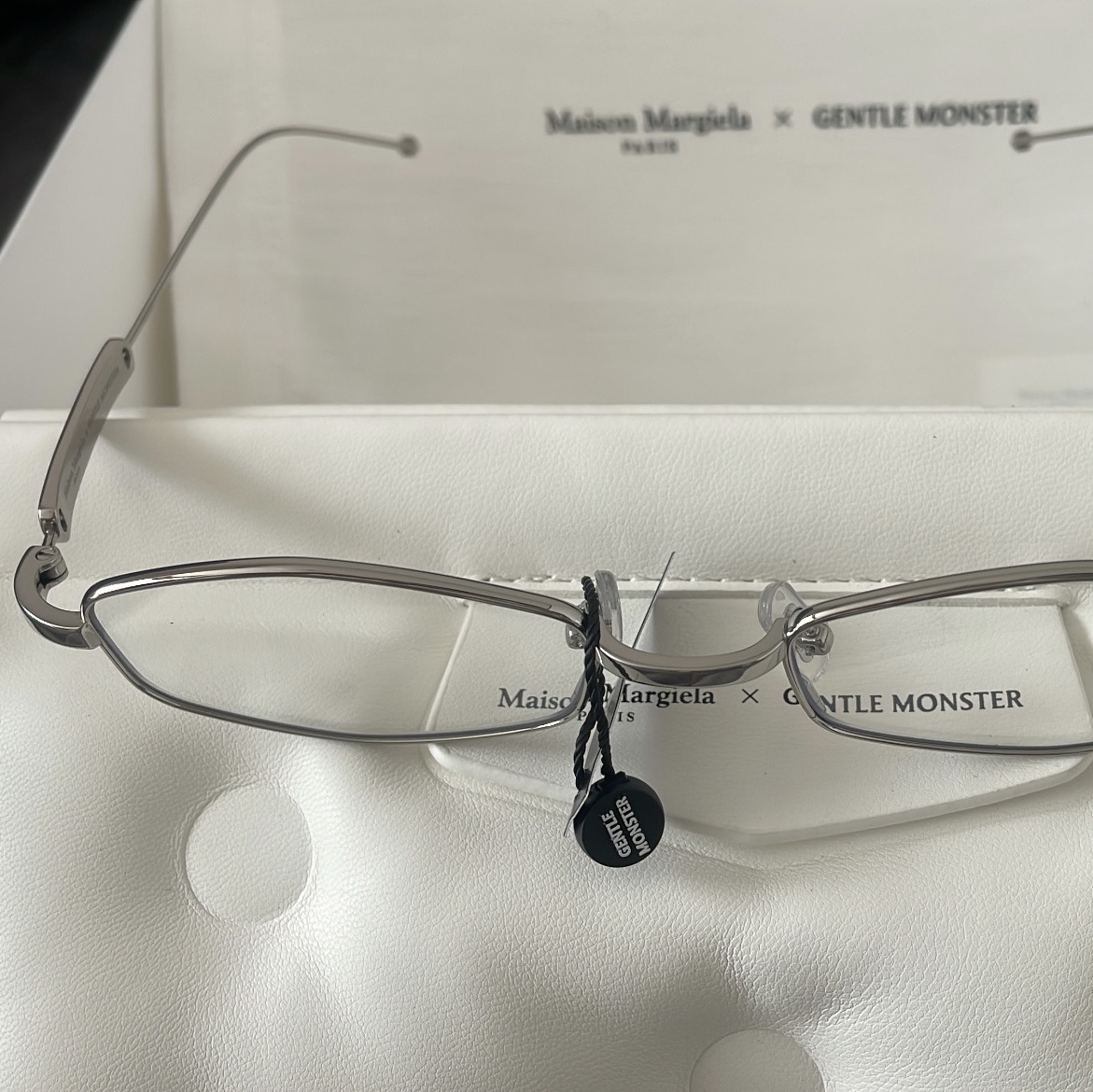 Gentle Monster x Maison Margiela MM218 Silver Clear 착용 스타일