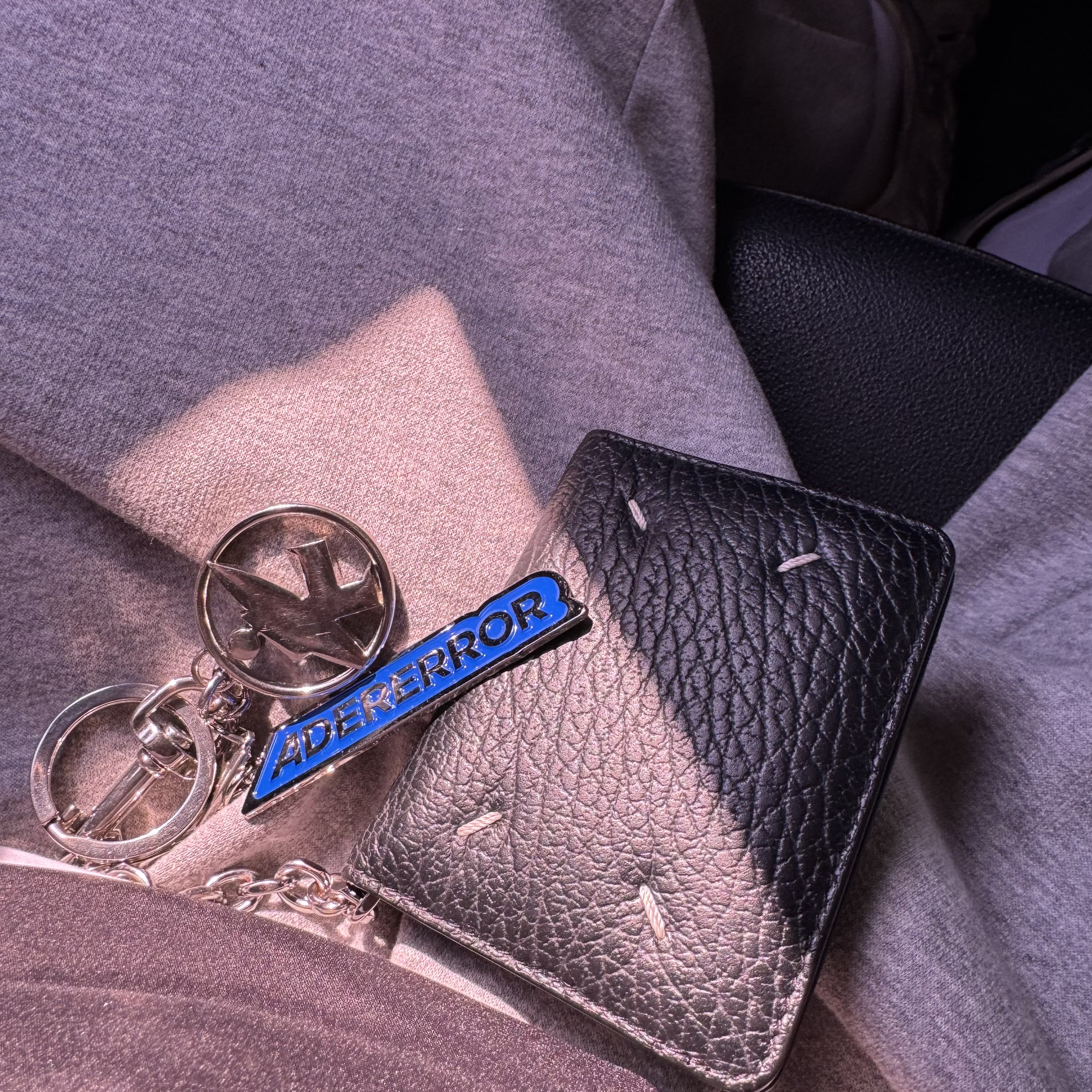 Stussy Surfman Keychain Silver, Ader Error Standic Keyring Z-Blue 착용 스타일
