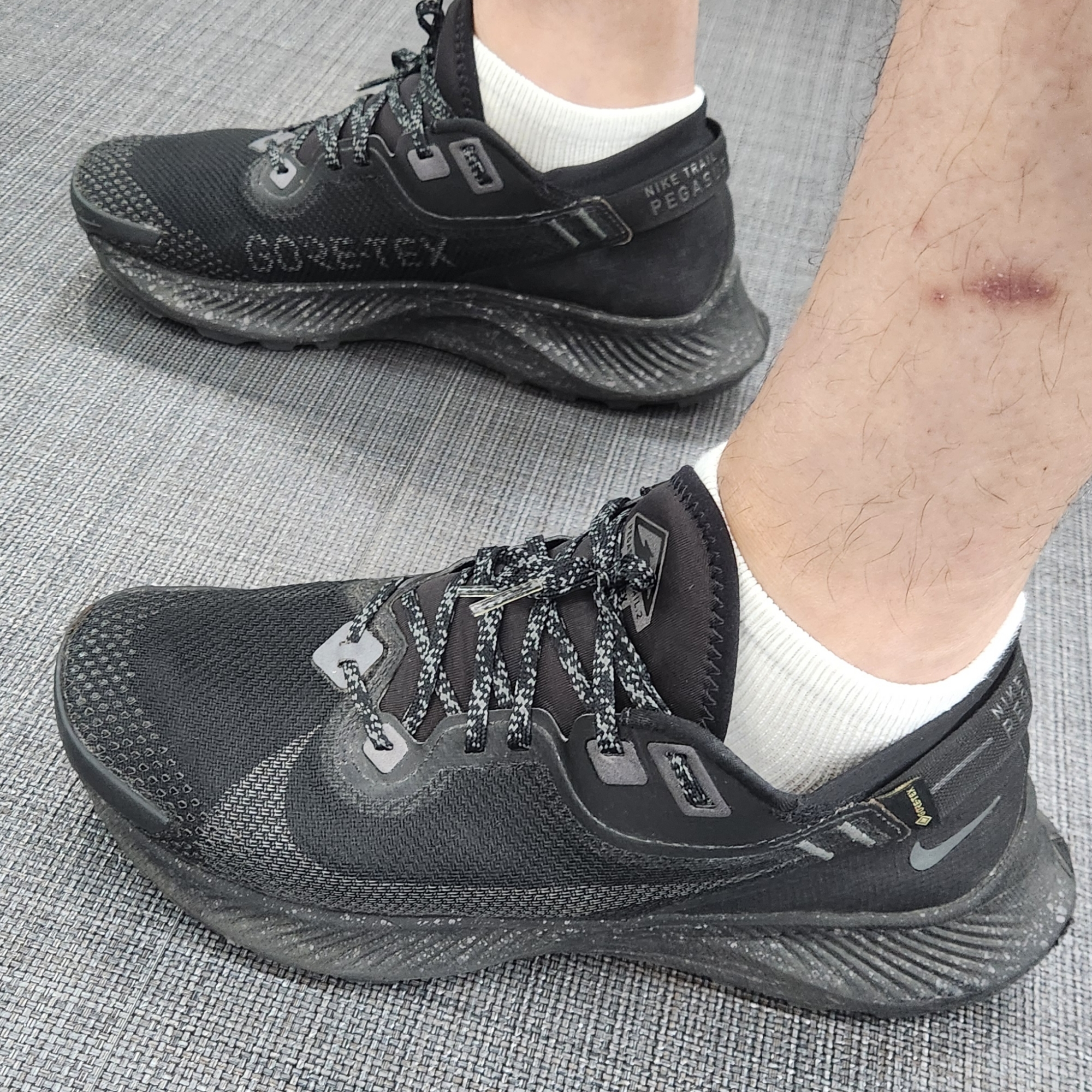 Nike Pegasus Trail 2 Gore-Tex Black Metallic Dark Grey 착용 스타일 - 2