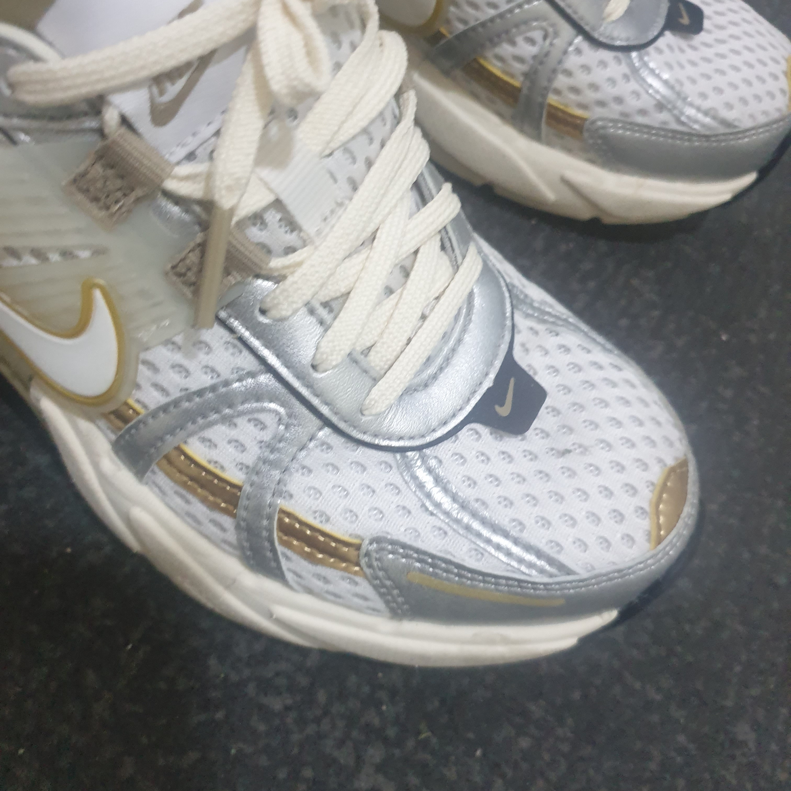 (W) Nike V2K Run White Khaki 착용 스타일