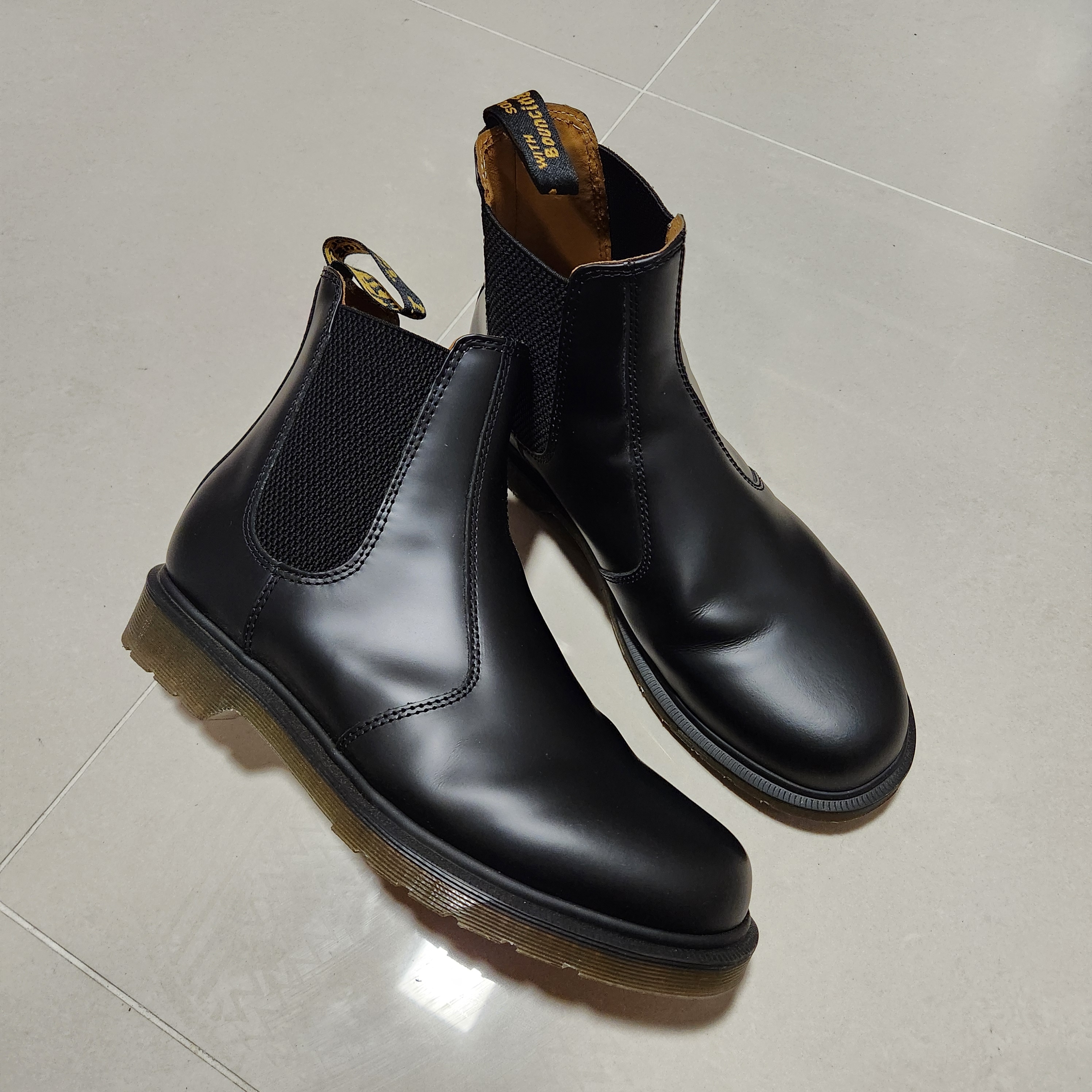Dr. Martens 2976 Chelsea Black Smooth 착용 스타일