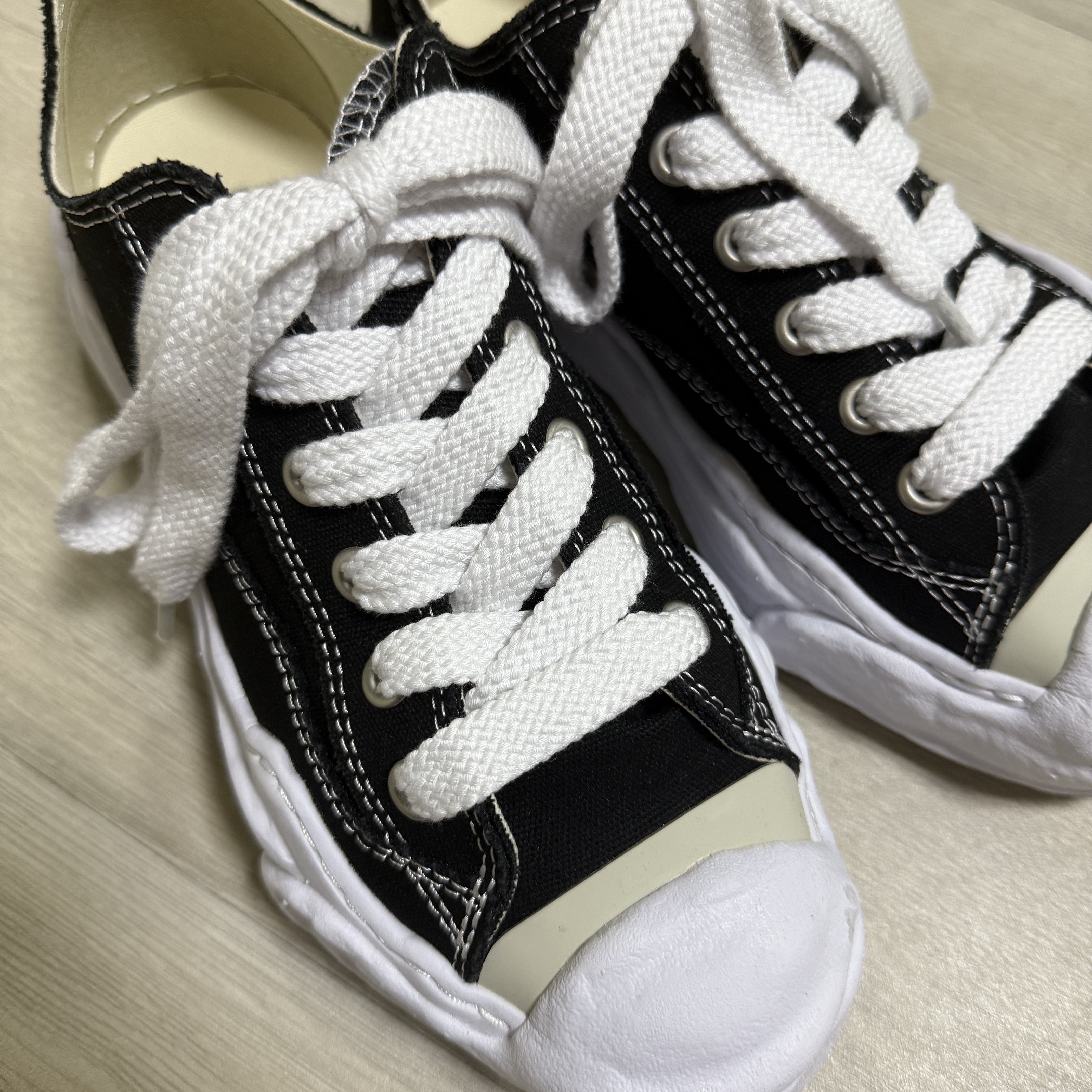 Maison Mihara Yasuhiro Hank OG Sole Canvas Low-top Sneakers Black 착용 스타일