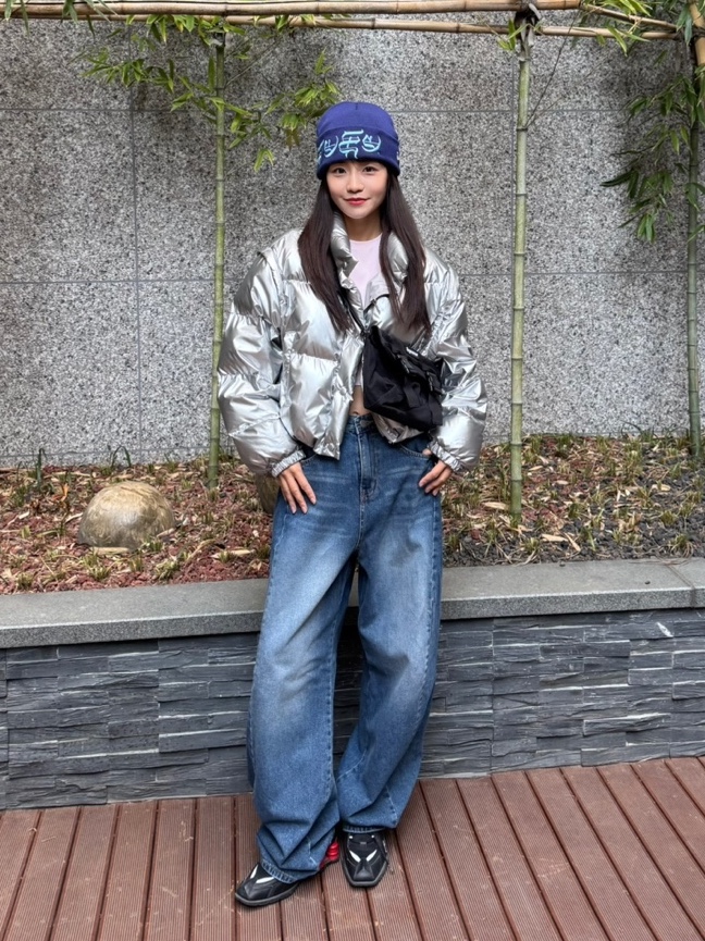 Supreme New Era Blackletter Beanie Washed Navy - 25SS, Supreme Mini Messenger Bag Black - 25SS 착용 스타일 - 3