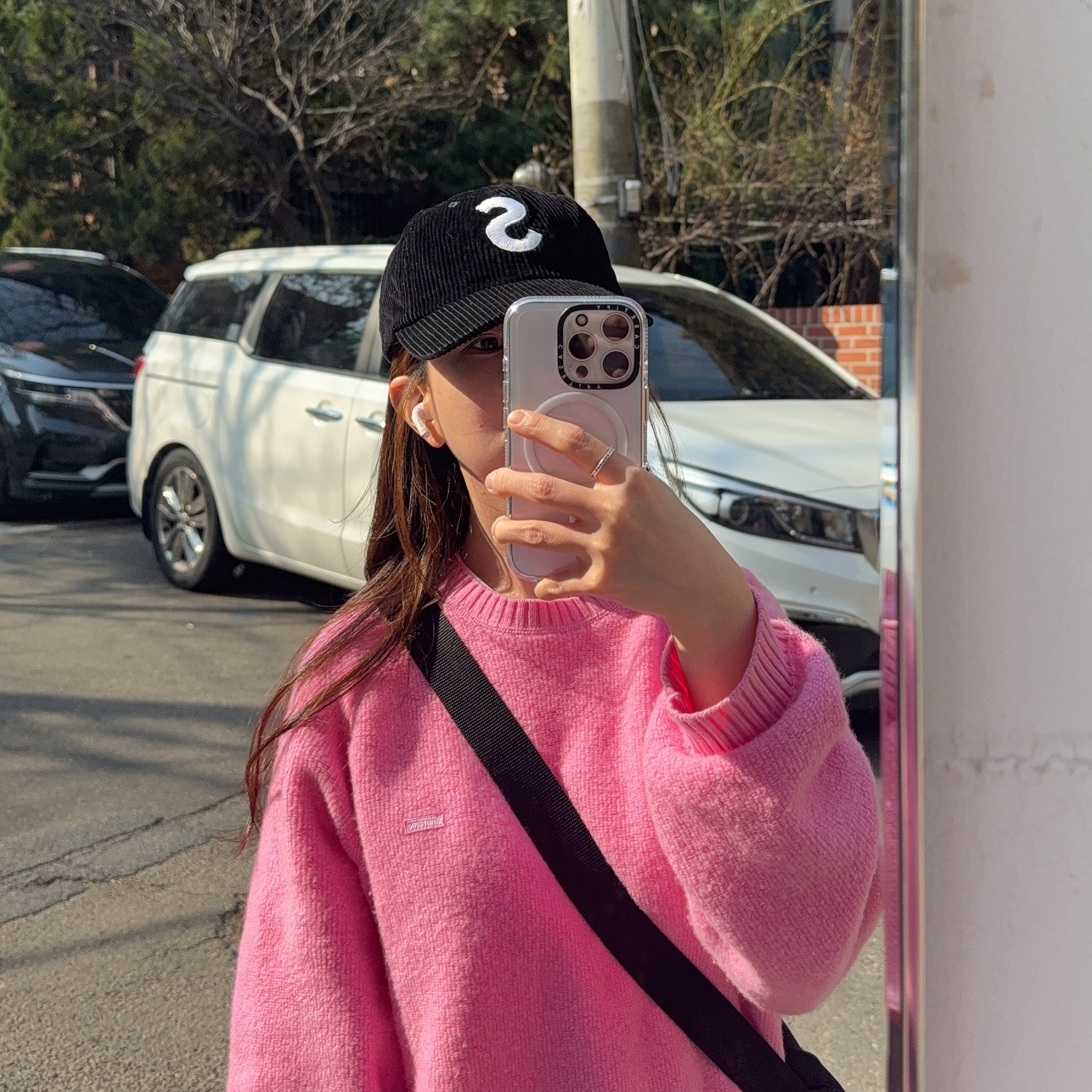 슈프림 테리 스몰 박스 스웨터 핑크 - 24FW, 슈프림 코듀로이 S 로고 6-패널 블랙 - 24FW 착용 스타일 - 2
