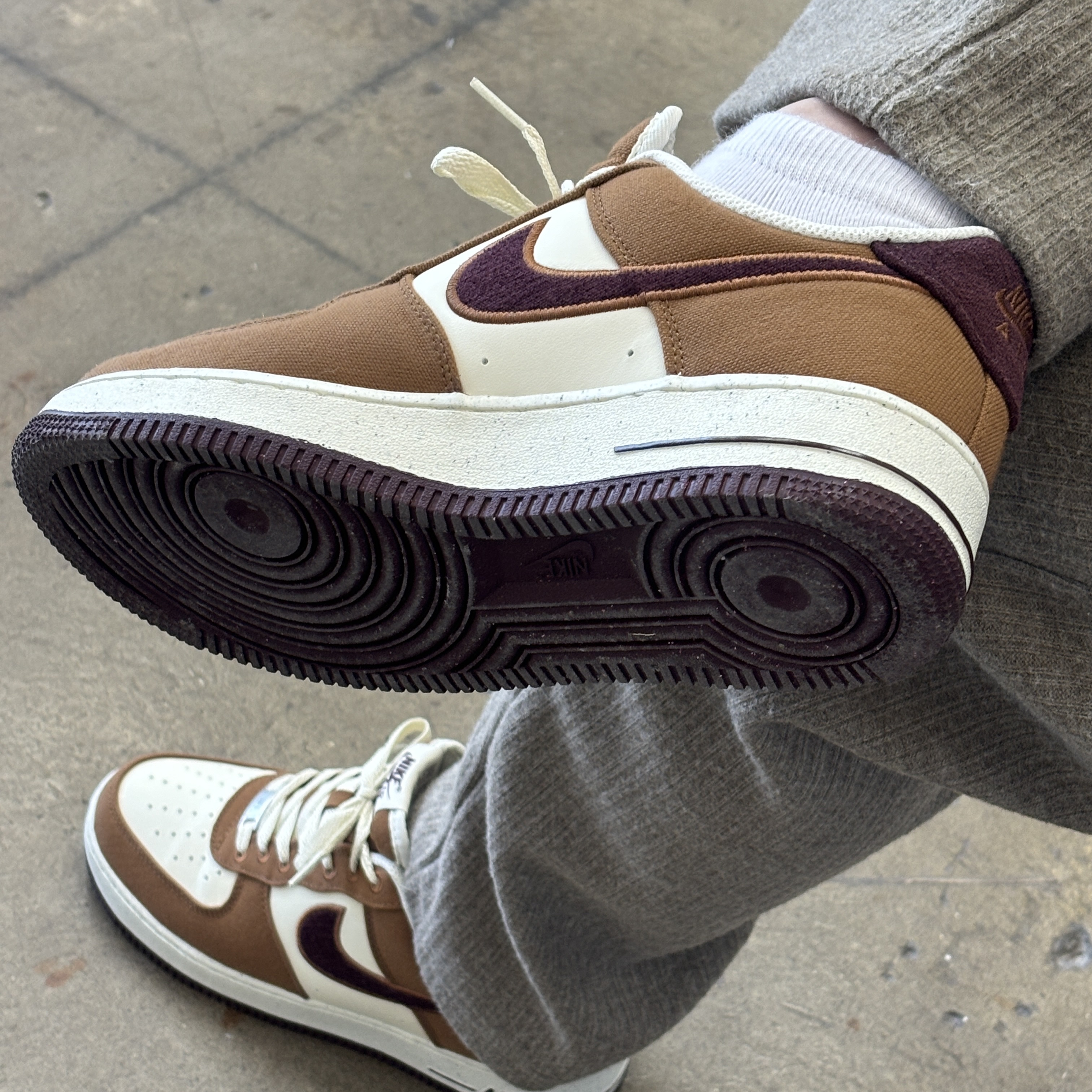 Nike Air Force 1 '07 LV8 Light British Tan Coconut Milk 착용 스타일