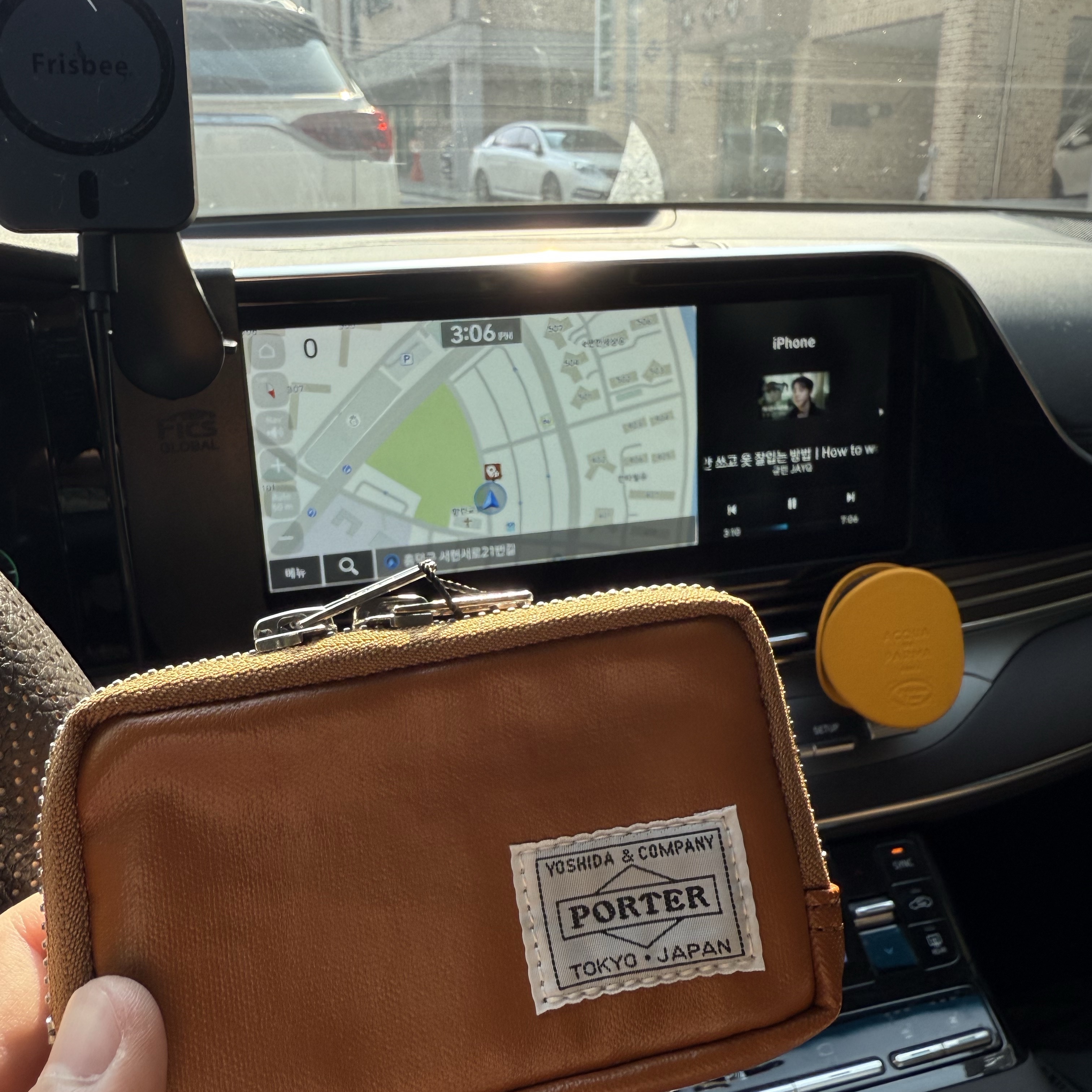 Porter Freestyle Multi Coin Case Camel 착용 스타일