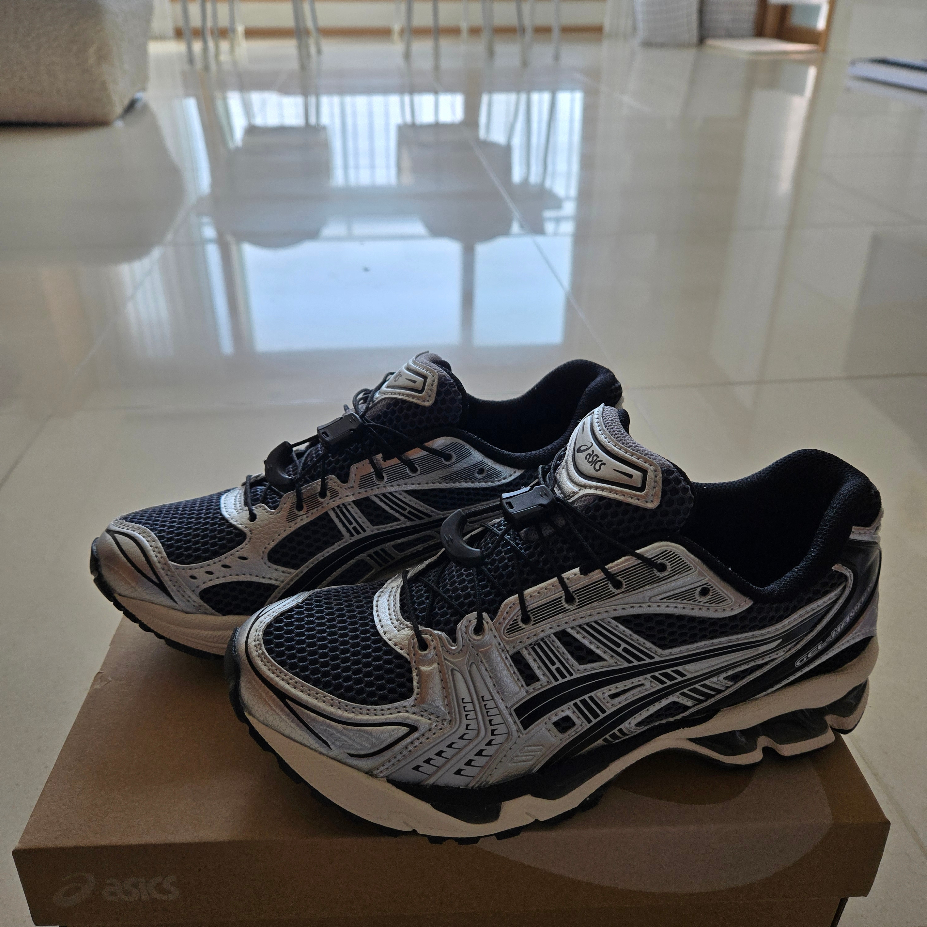 Asics Unlimited Gel-Kayano 14 Carrier Grey Black 착용 스타일
