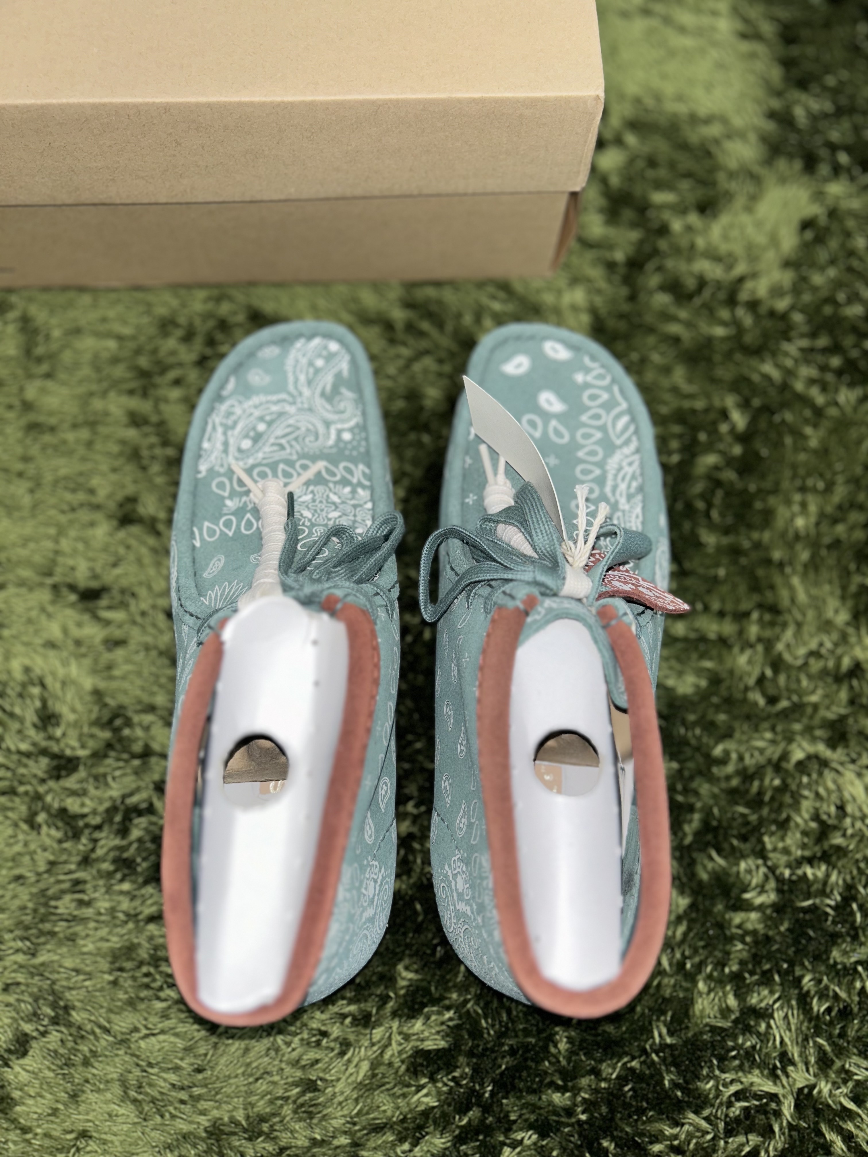 Clarks Wallabee Boot Green Paisley 착용 스타일 - 3