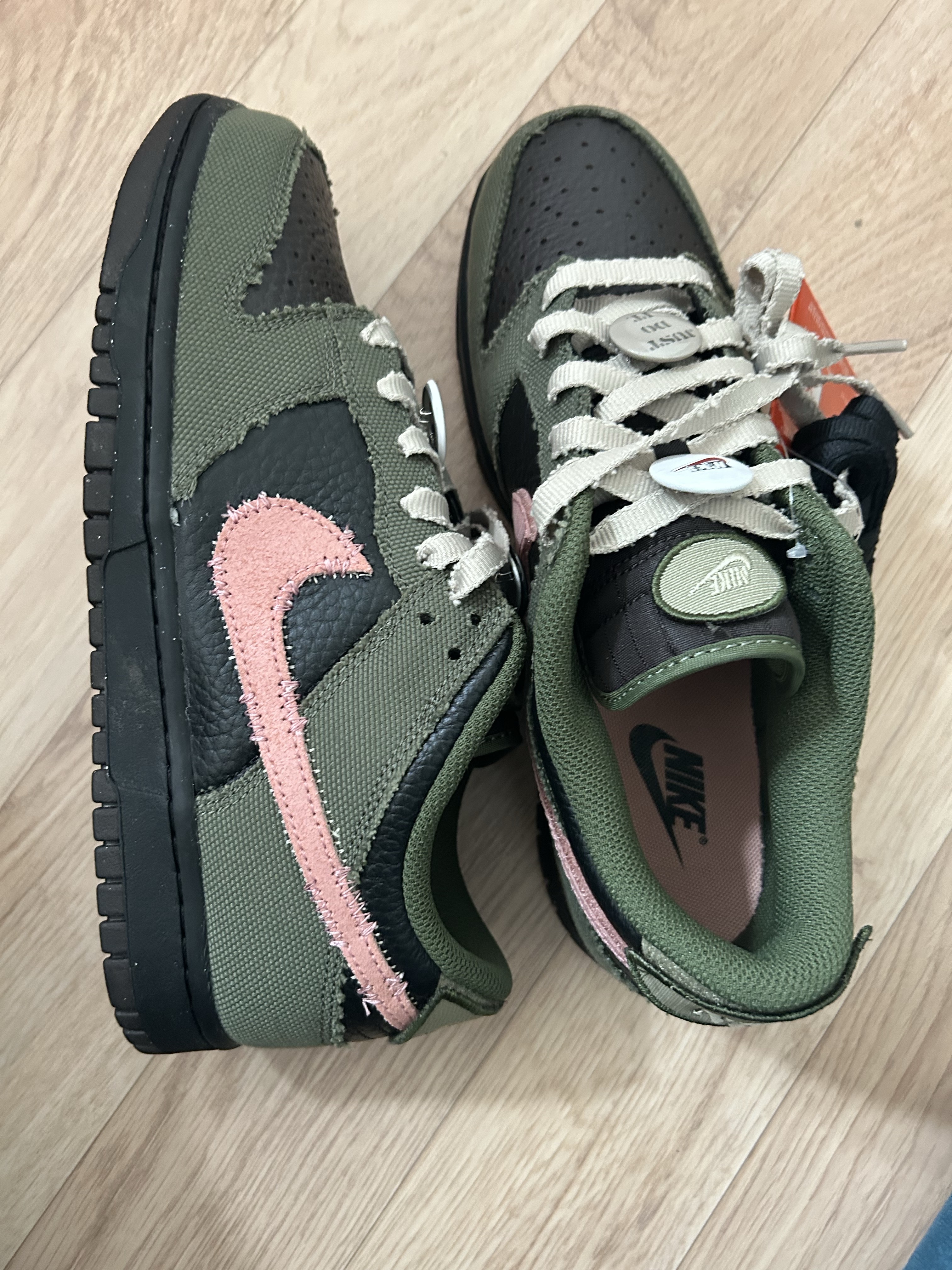Nike Dunk Low Retro LTD Army Olive Black 착용 스타일