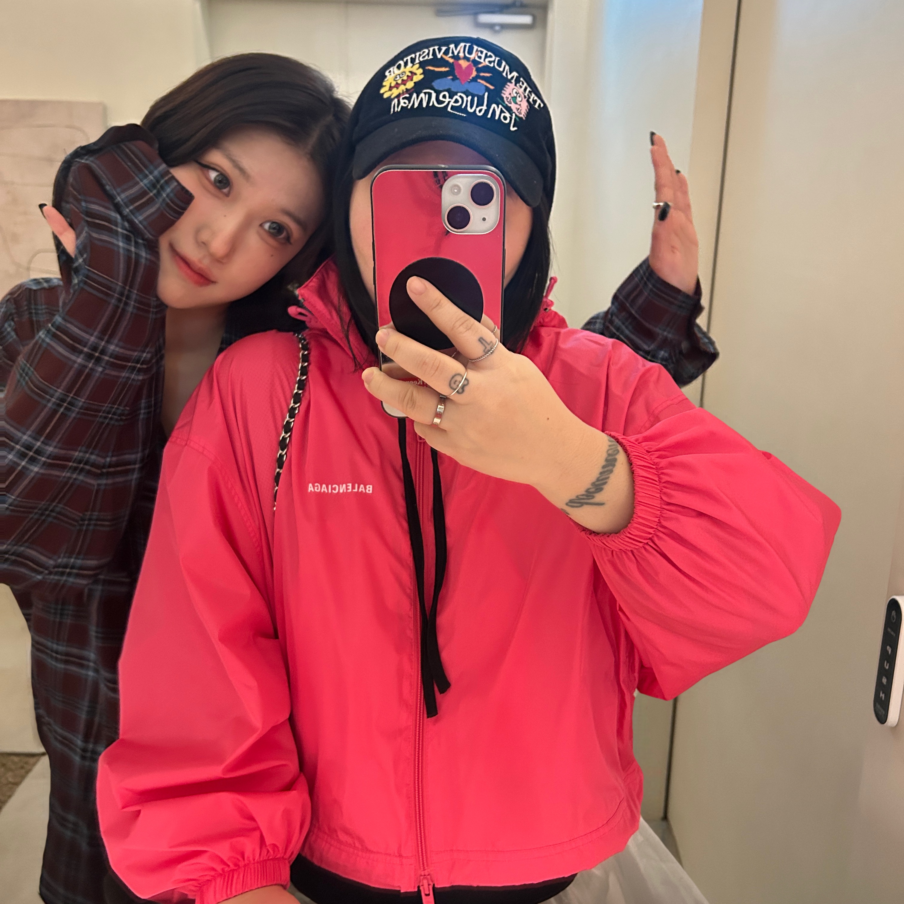 The Museum Visitor x Jon Burgerman Pinky Winky & Charlie Ball Cap Black 착용 스타일 - 1