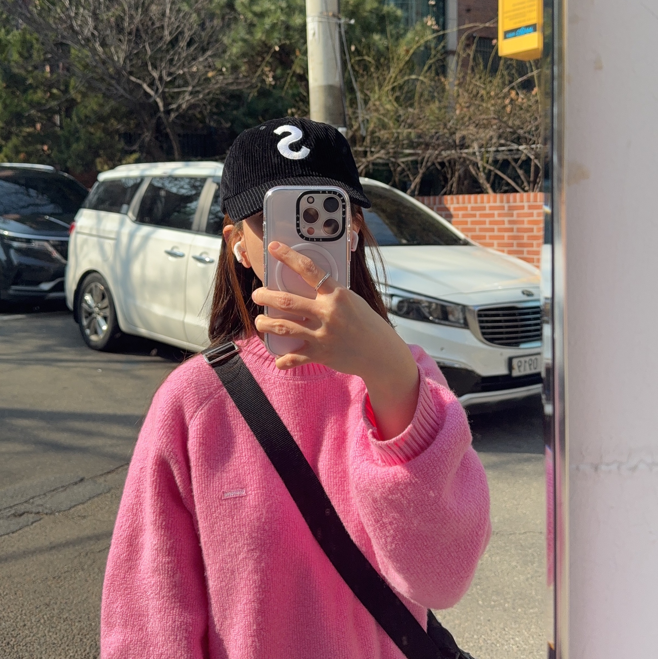 슈프림 테리 스몰 박스 스웨터 핑크 - 24FW, 슈프림 코듀로이 S 로고 6-패널 블랙 - 24FW 착용 스타일 - 1