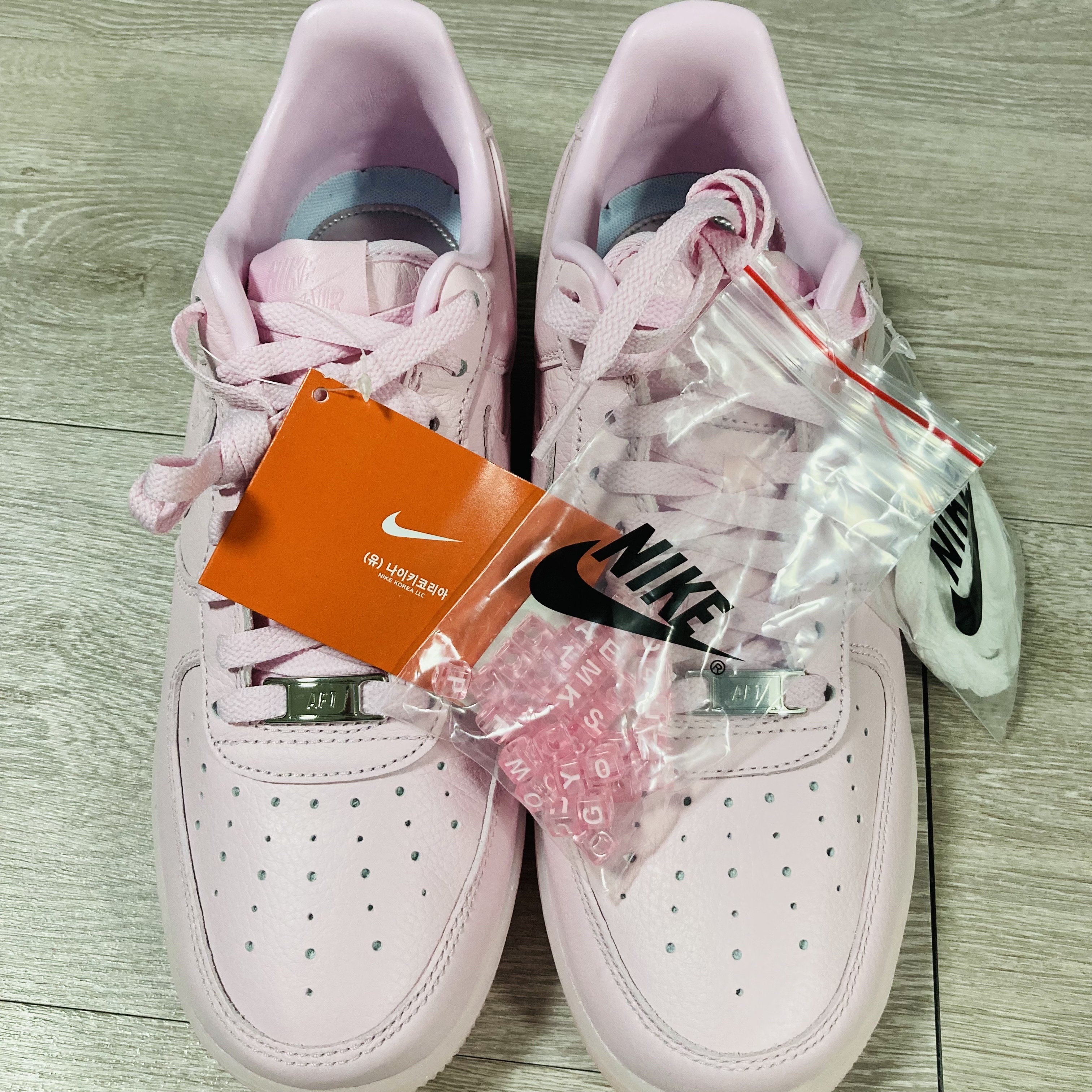 Nike x Drake Nocta Air Force 1 Low SP Certified Lover Boy Pink Foam 착용 스타일 - 4