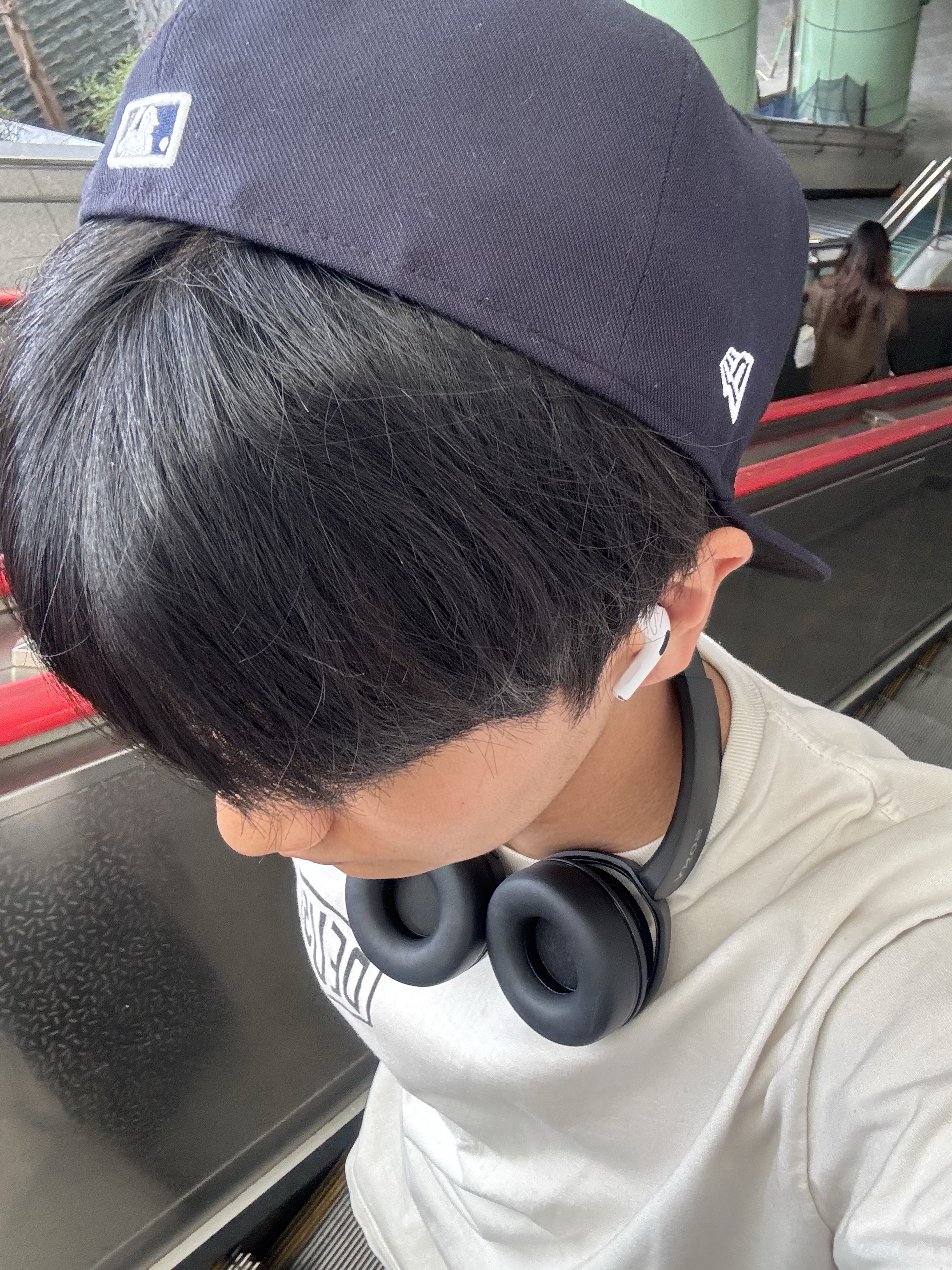 뉴에라 59피프티 MLB 어센틱 뉴욕 양키스 게임 네이비, 데우스 엑스 마키나 서울 컬리지 롱슬리브 티셔츠 화이트 착용 스타일 - 3