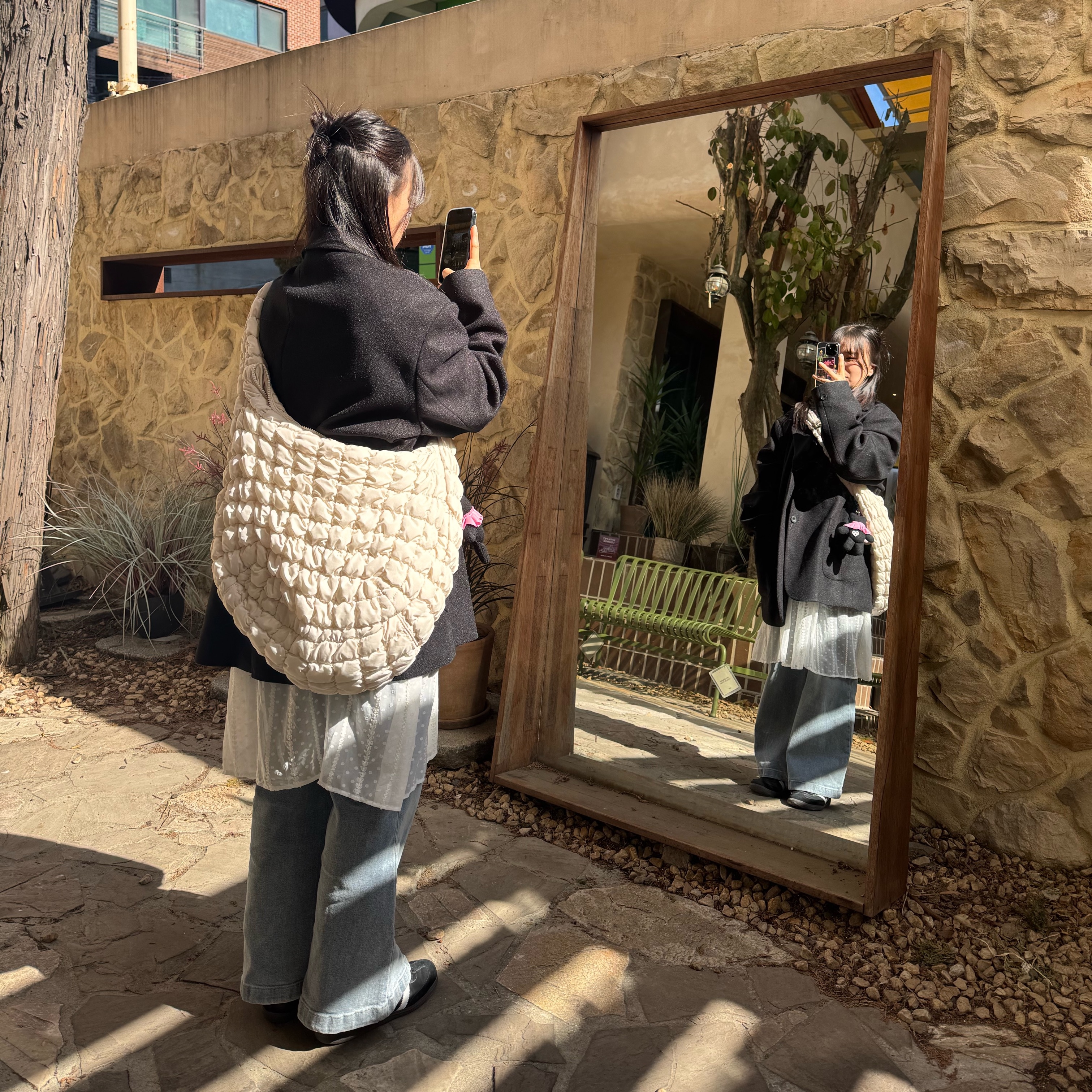 Adidas Samba OG Black White Gum, COS Quilted Oversized Shoulder Bag Off White Light Beige 착용 스타일