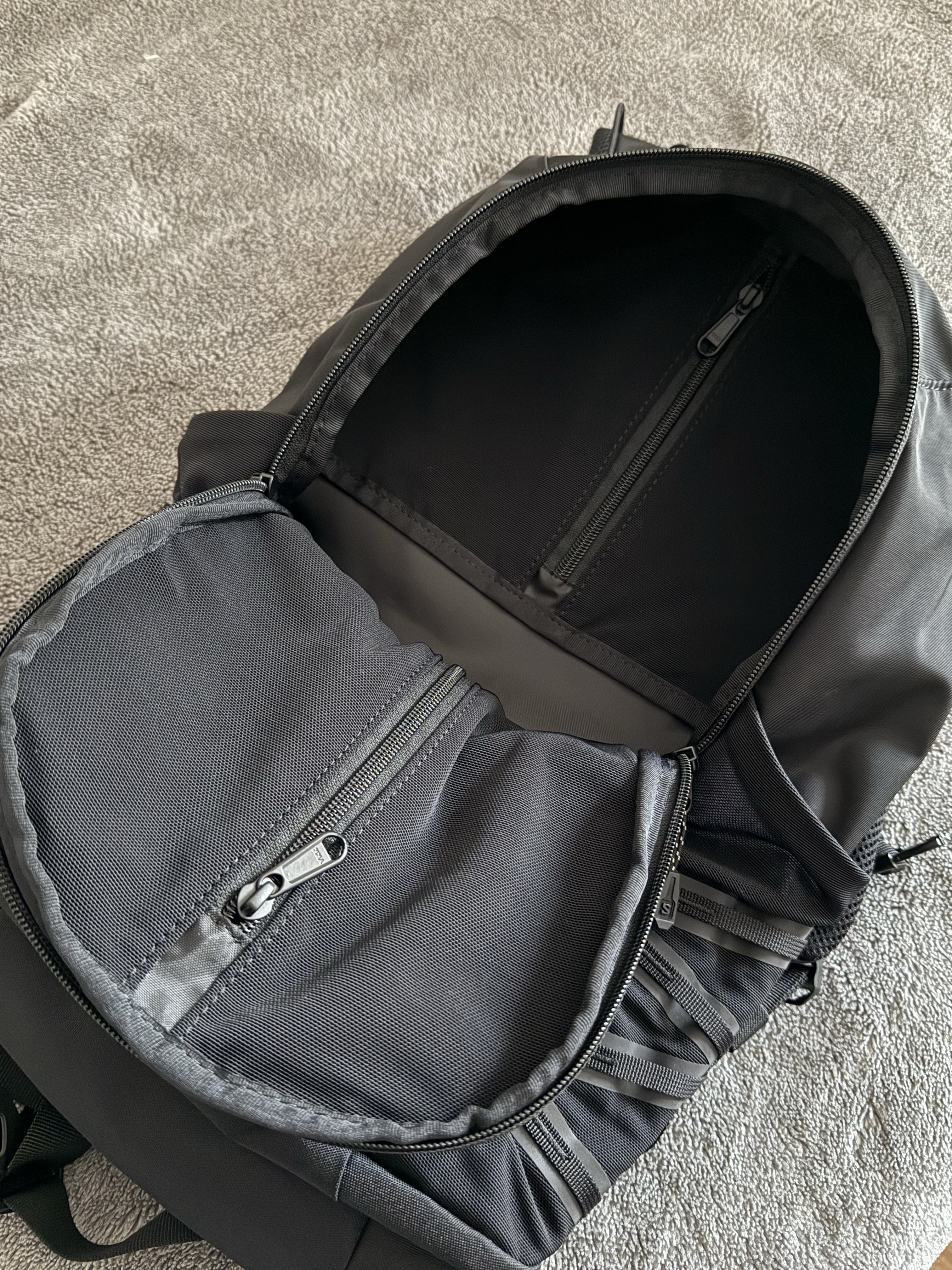 Salomon Quicklace LT Backpack Black, Salomon Quick Lace LT Backpack Light Grey 착용 스타일 - 6