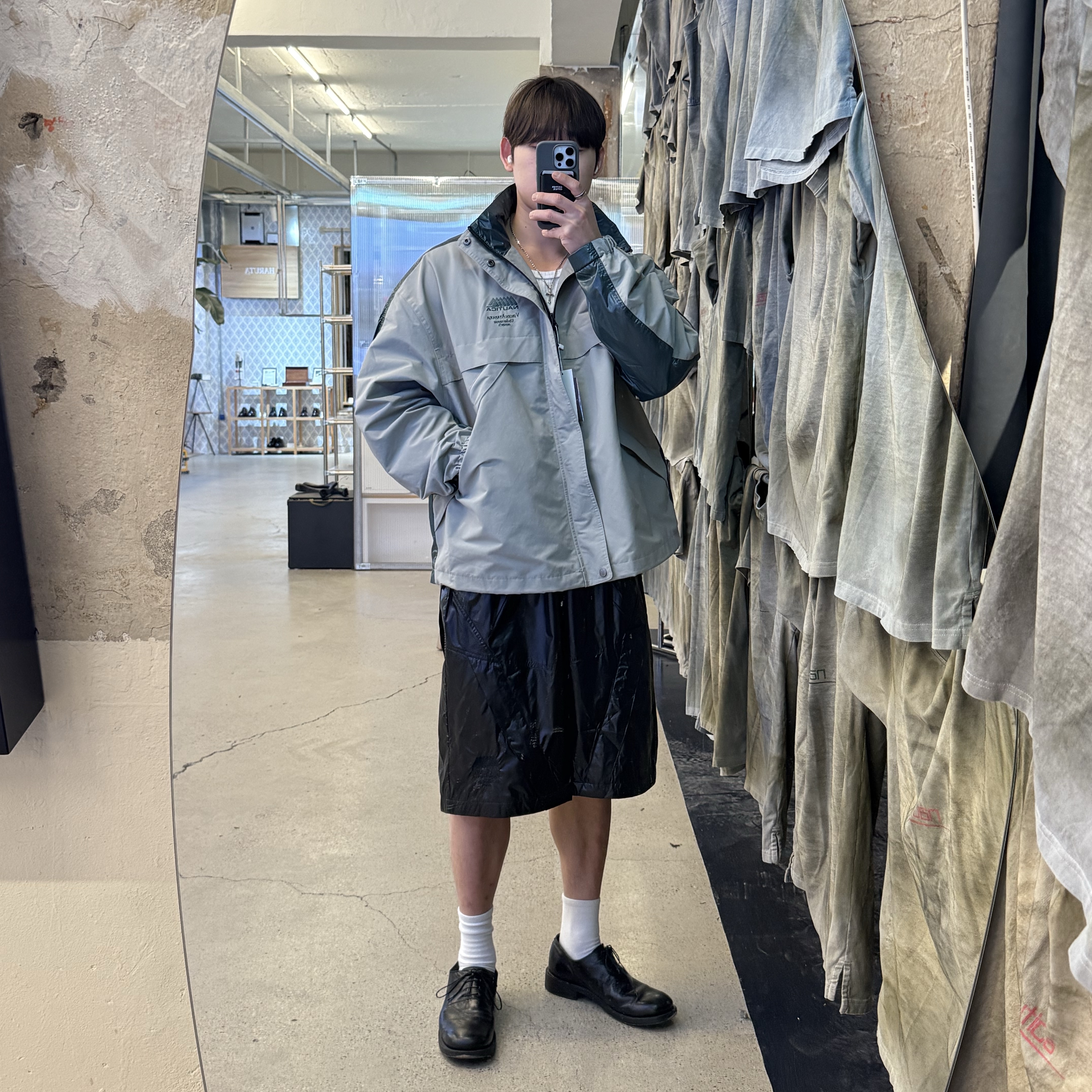 NAUTICA x Undermycar - NTC X UMC UTILITY PARKA - GREY, NAUTICA x Undermycar - NTC X UMC UTILITY SHORTS - BLACK 착용 스타일 - 3