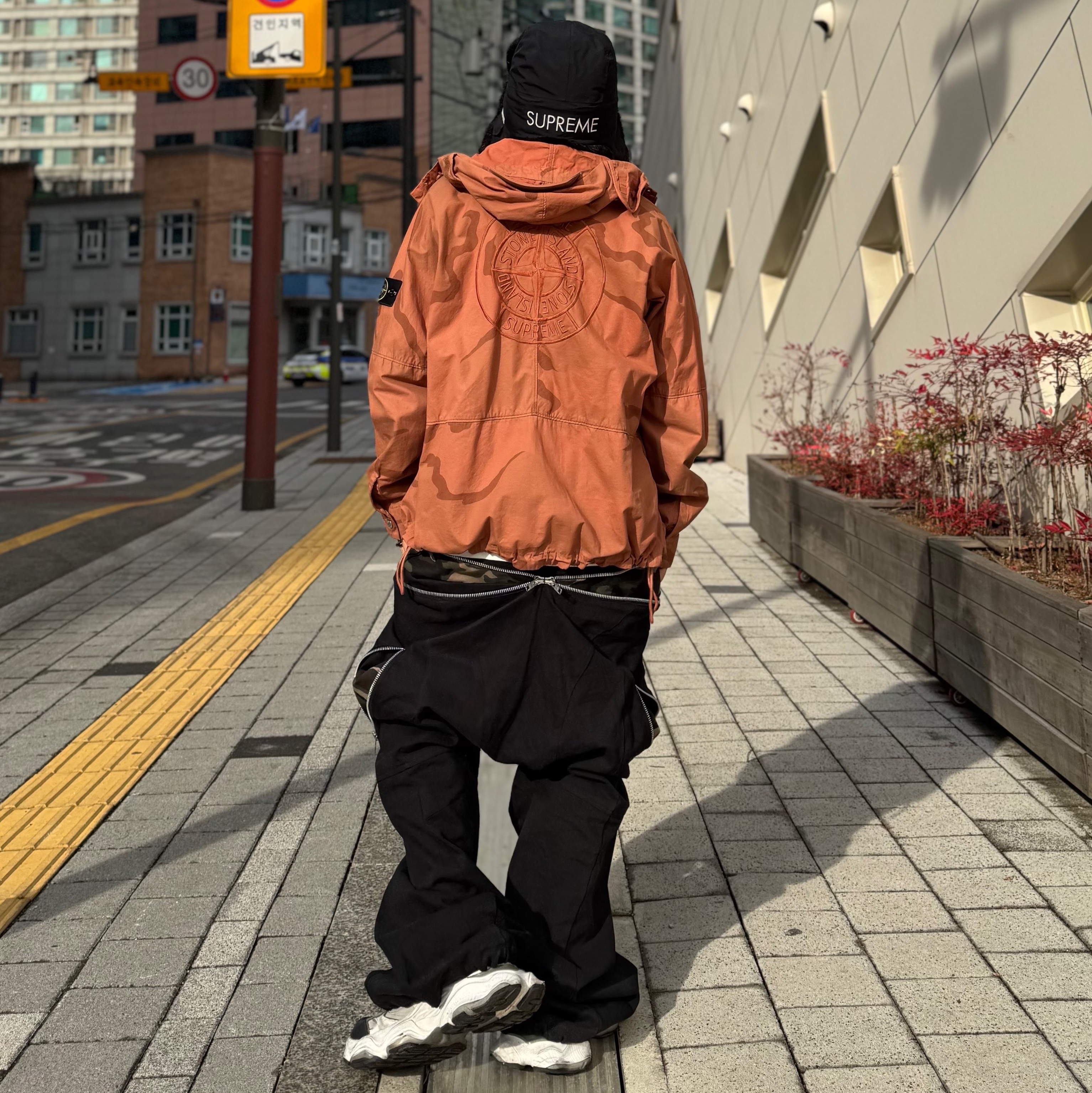 발렌시아가 카고 스니커즈 화이트 그레이, 슈프림 고어텍스 테입드 심 트루퍼 블랙 - 18FW 착용 스타일 - 1