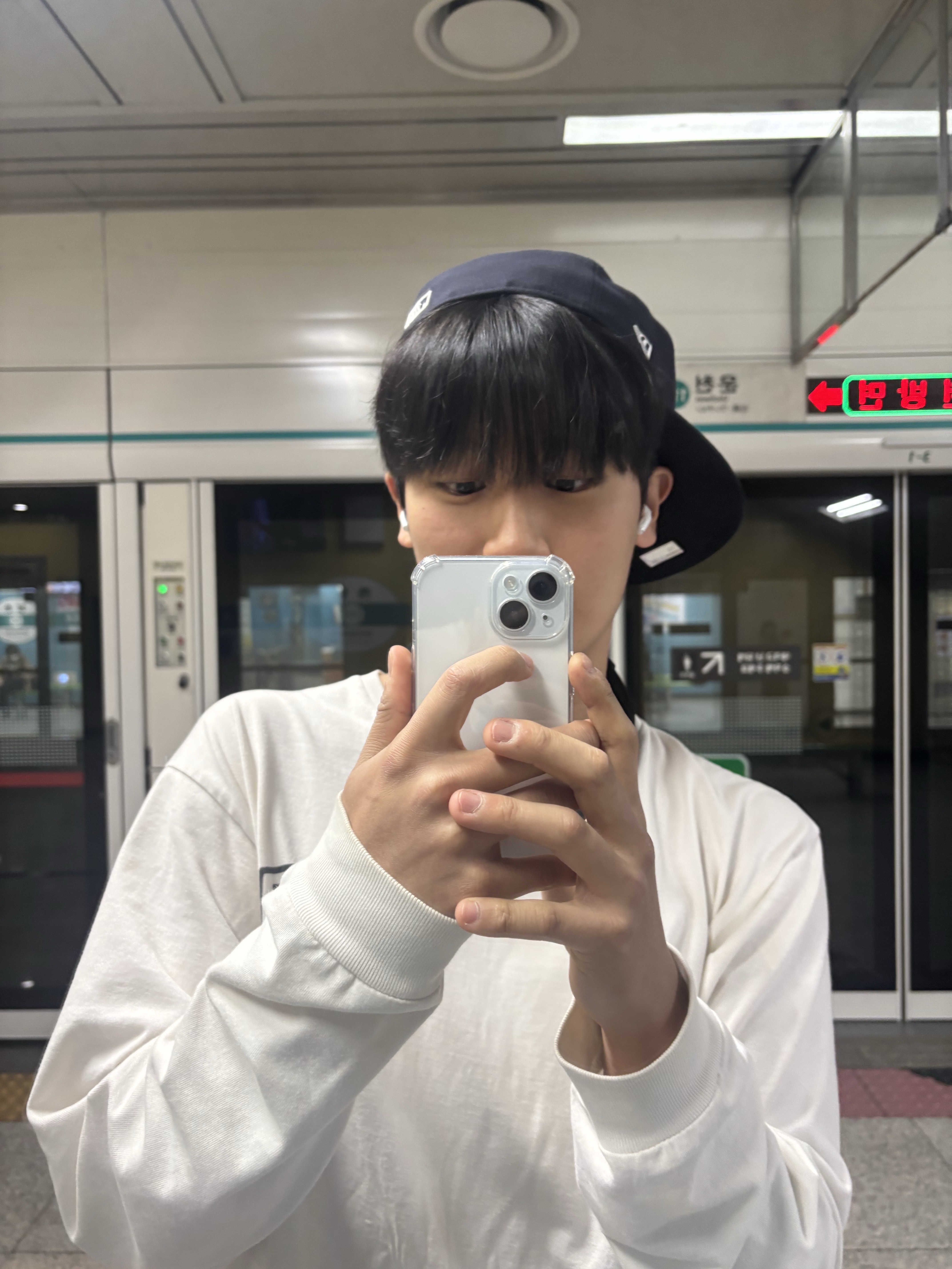 뉴에라 59피프티 MLB 어센틱 뉴욕 양키스 게임 네이비, 데우스 엑스 마키나 서울 컬리지 롱슬리브 티셔츠 화이트 착용 스타일 - 1