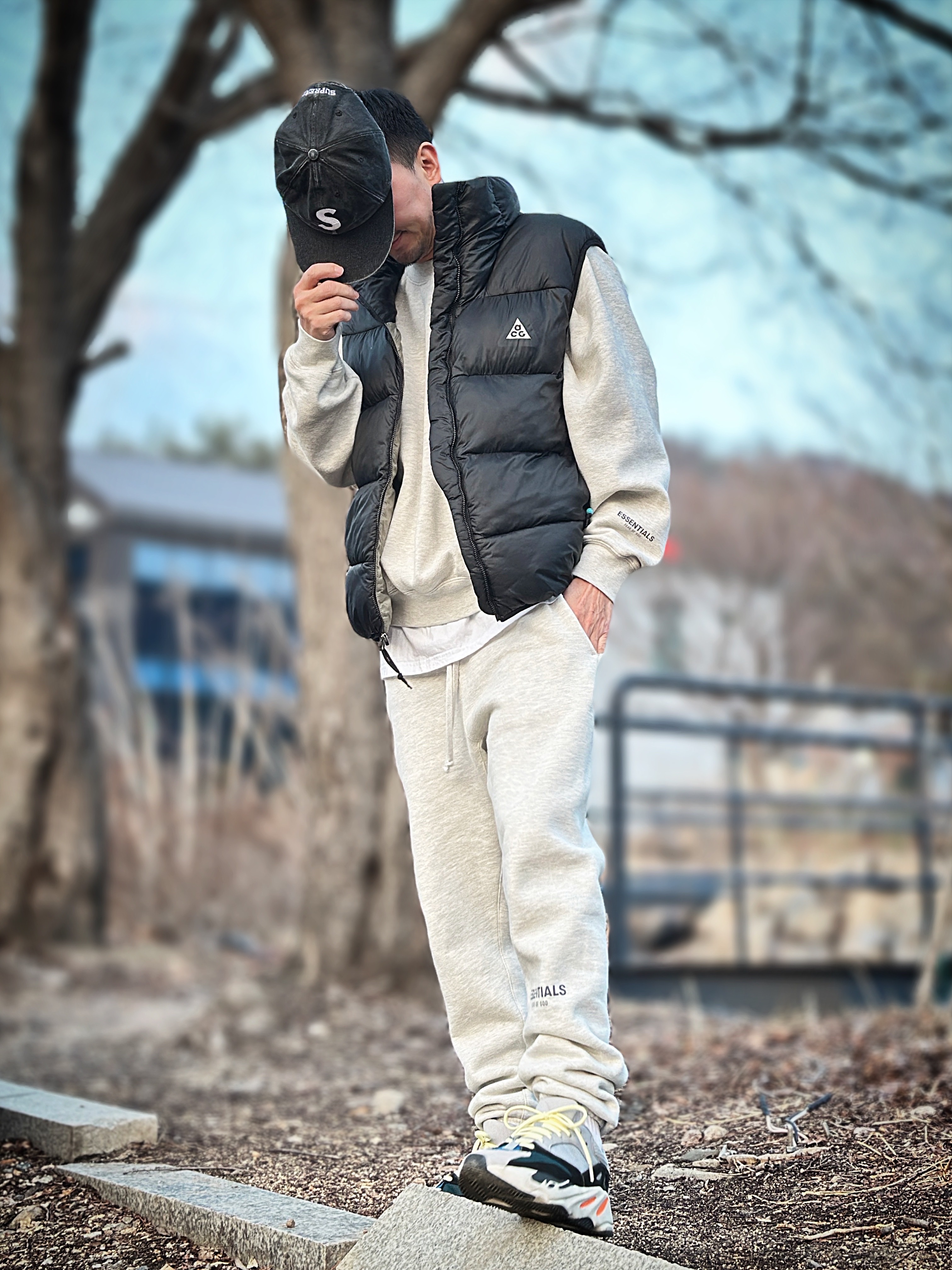 Supreme Pigment Canvas S Logo 6-Panel Black - 23SS, Nike ACG Therma-Fit ADV Lunar Lake Puffer Vest Black - Asia 착용 스타일 - 1