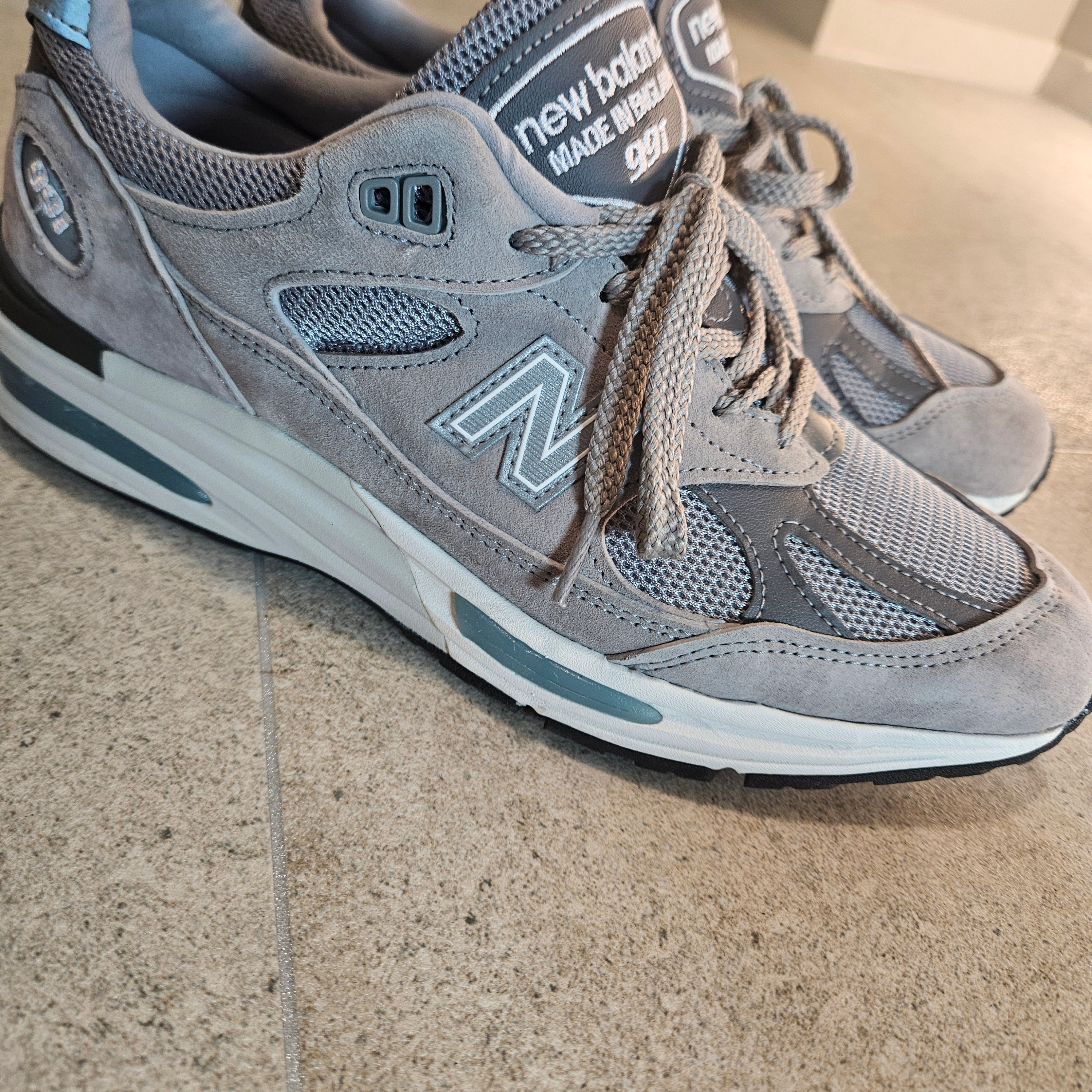 New Balance 991v2 Made in UK Rock Ridge Alloy Silver 착용 스타일